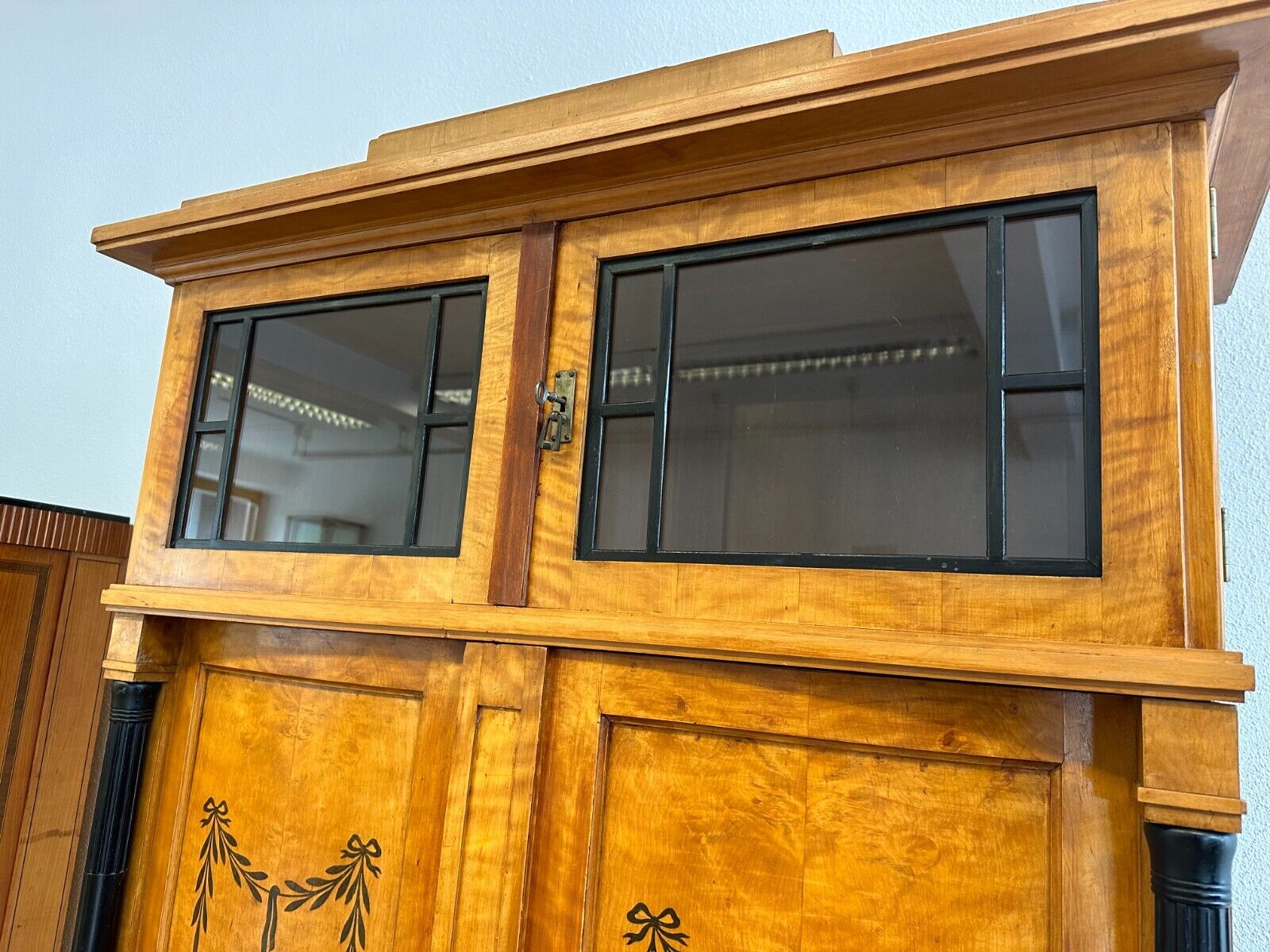 ANTIKER JUGENDSTIL SCHRANK UM 1910 MIT VITRINE KIRSCHHOLZ FURNIERT – Bild 10