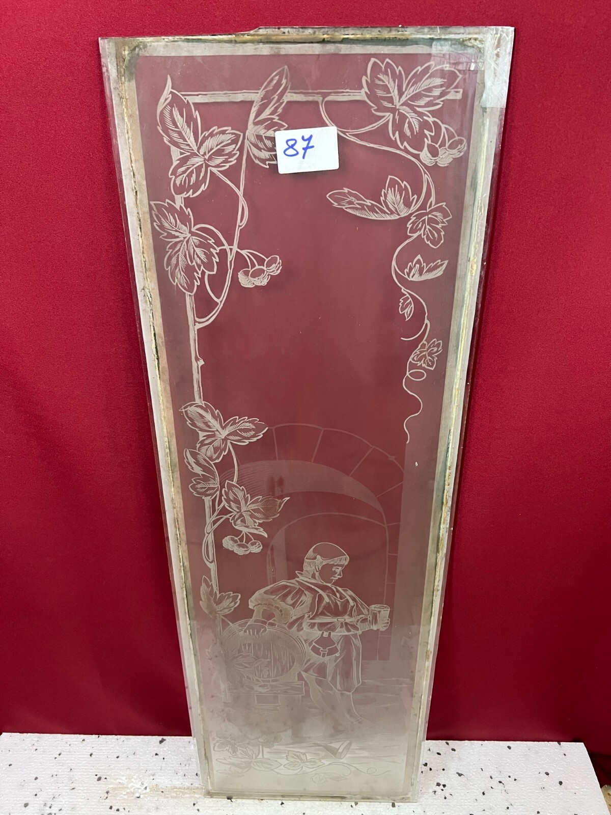 ANTIKE GLASSCHEIBE JUGENDSTIL ORIGINAL UM 1910 PERSON MIT KRUG 34x103,9cm