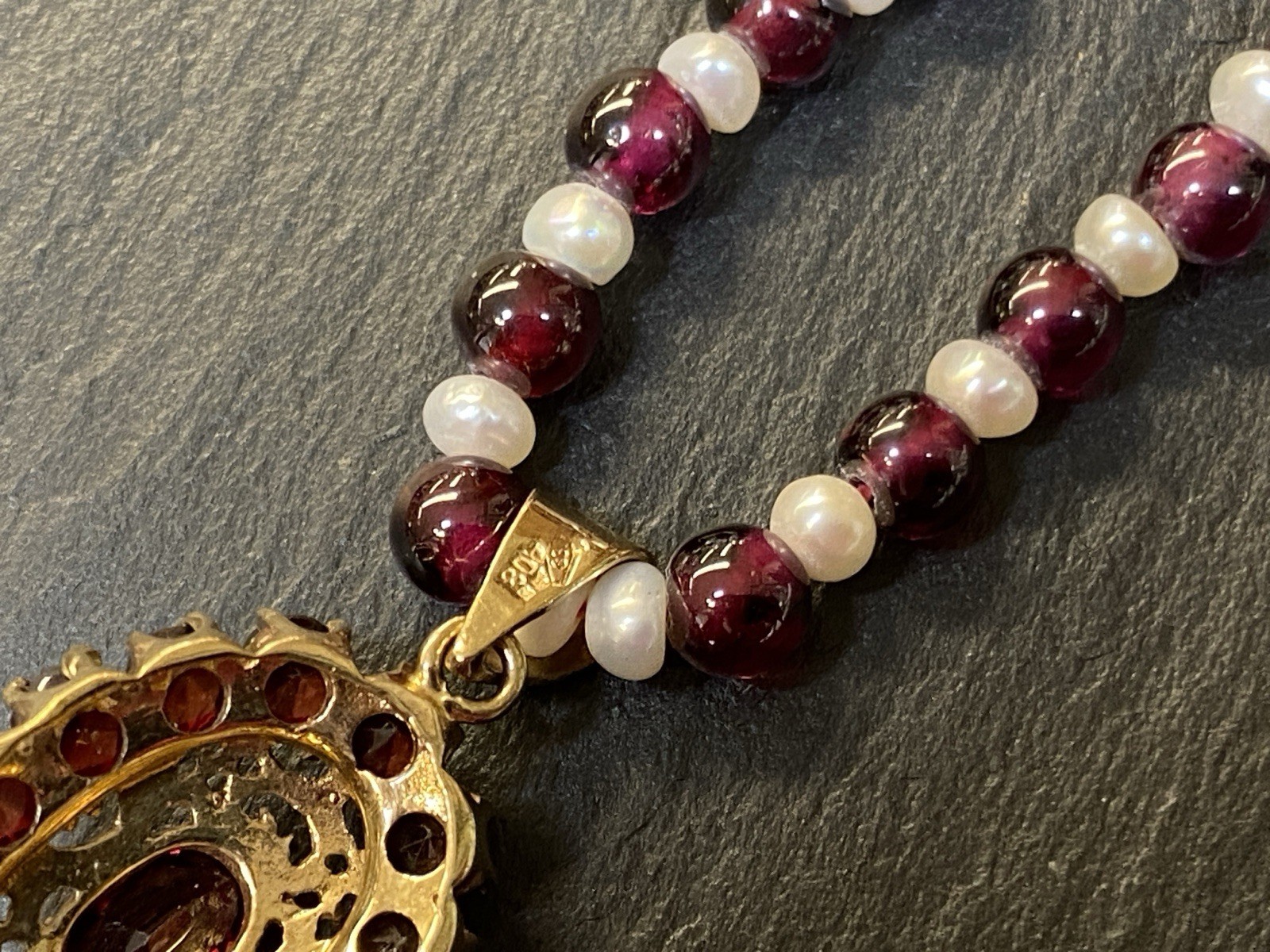 BÖHMISCHER ANHÄNGER GELBGOLD 333 GRANAT MIT HALSKETTE AUS GRANAT UND PERLEN – Bild 11