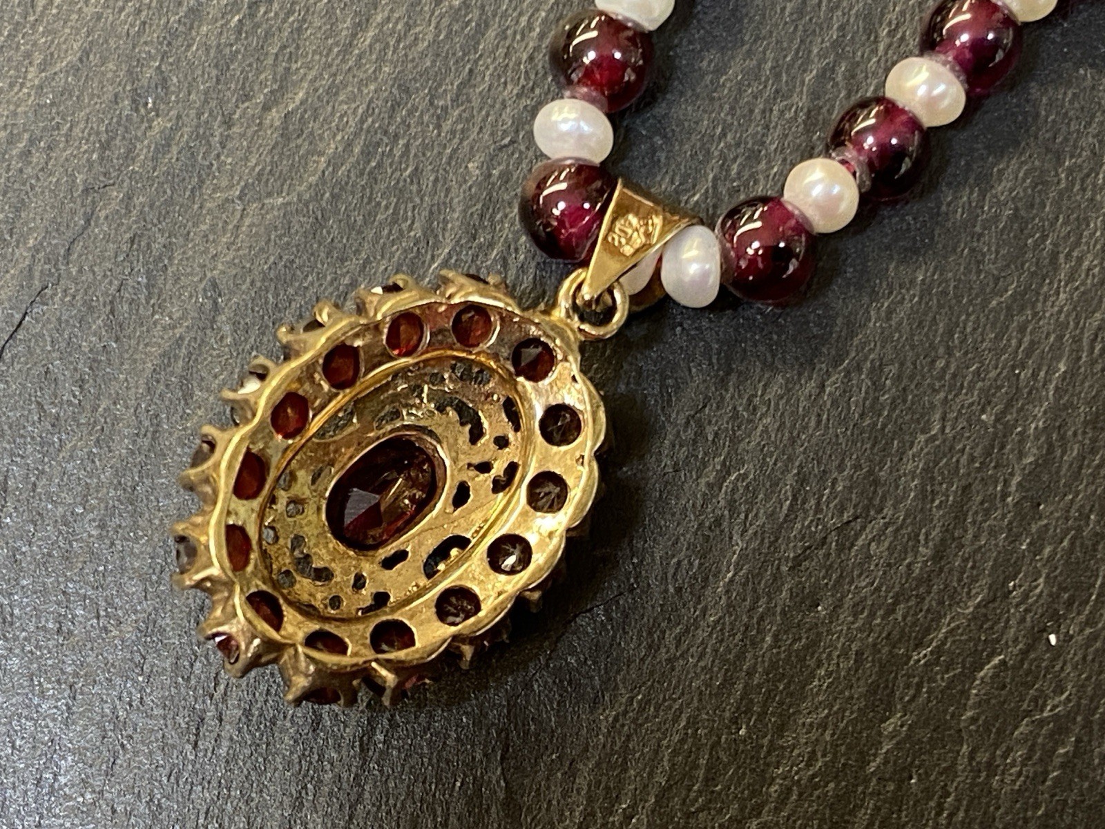 BÖHMISCHER ANHÄNGER GELBGOLD 333 GRANAT MIT HALSKETTE AUS GRANAT UND PERLEN – Bild 12
