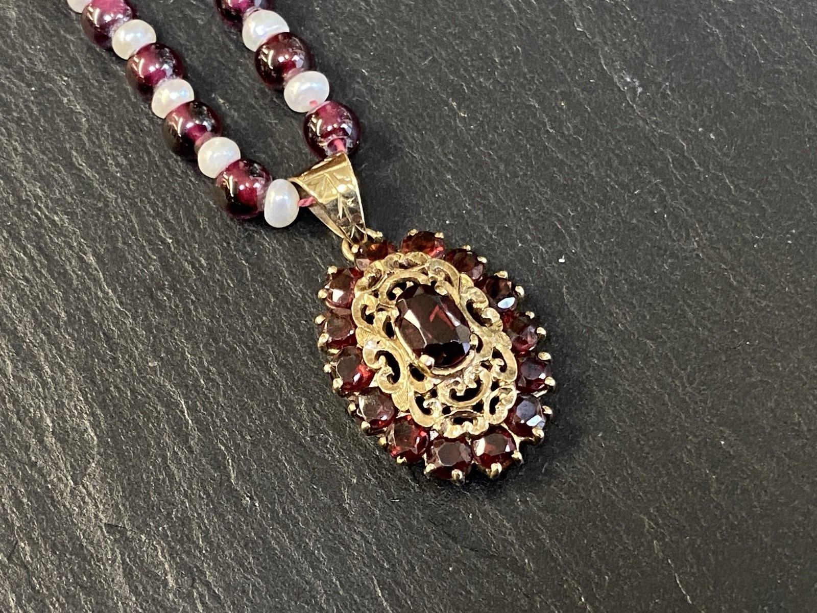 BÖHMISCHER ANHÄNGER GELBGOLD 333 GRANAT MIT HALSKETTE AUS GRANAT UND PERLEN – Bild 3