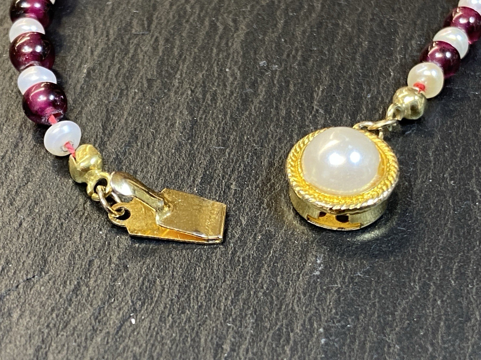 BÖHMISCHER ANHÄNGER GELBGOLD 333 GRANAT MIT HALSKETTE AUS GRANAT UND PERLEN – Bild 10