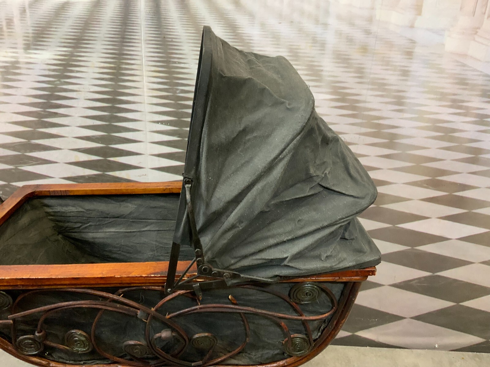 ANTIKER PUPPENWAGEN HOLZ RATTAN UND TEXTIL – Bild 11