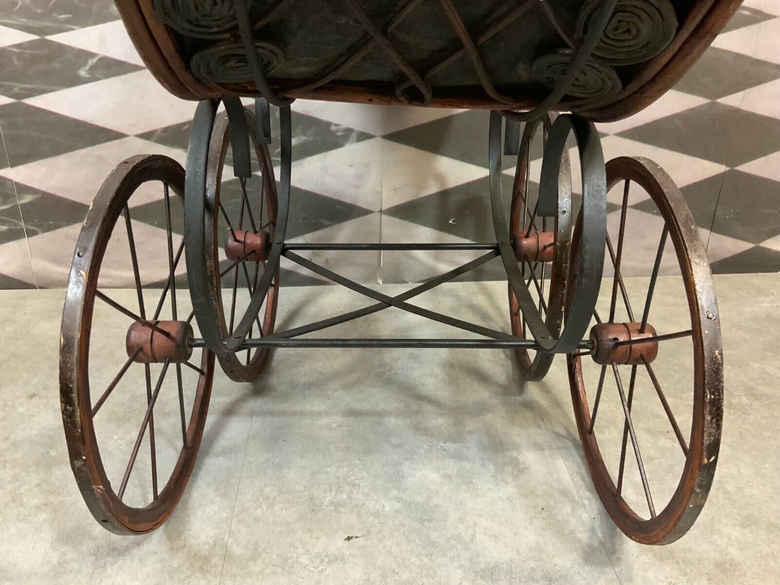 ANTIKER PUPPENWAGEN HOLZ RATTAN UND TEXTIL – Bild 13