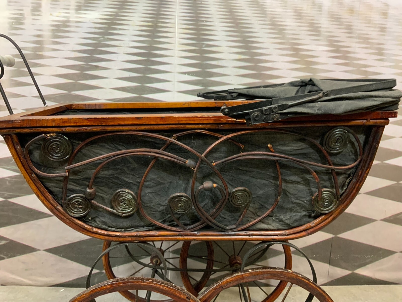 ANTIKER PUPPENWAGEN HOLZ RATTAN UND TEXTIL – Bild 4
