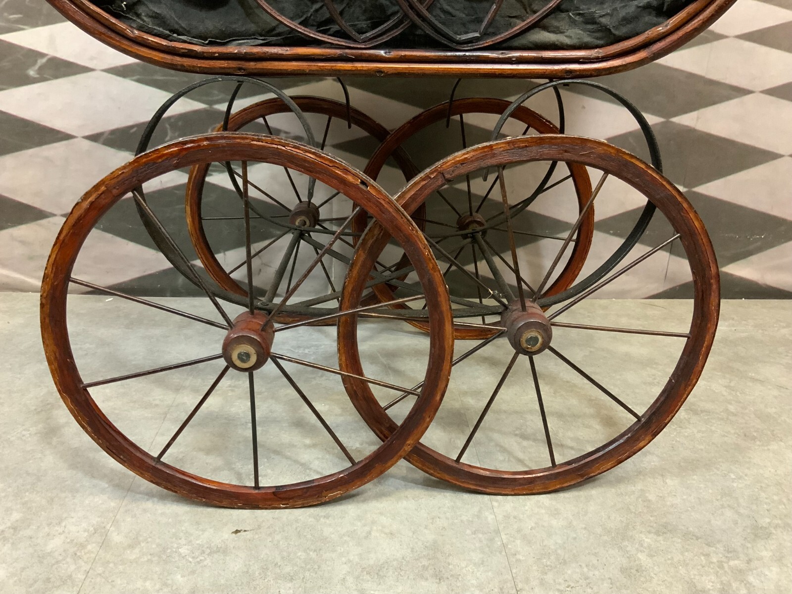 ANTIKER PUPPENWAGEN HOLZ RATTAN UND TEXTIL – Bild 5