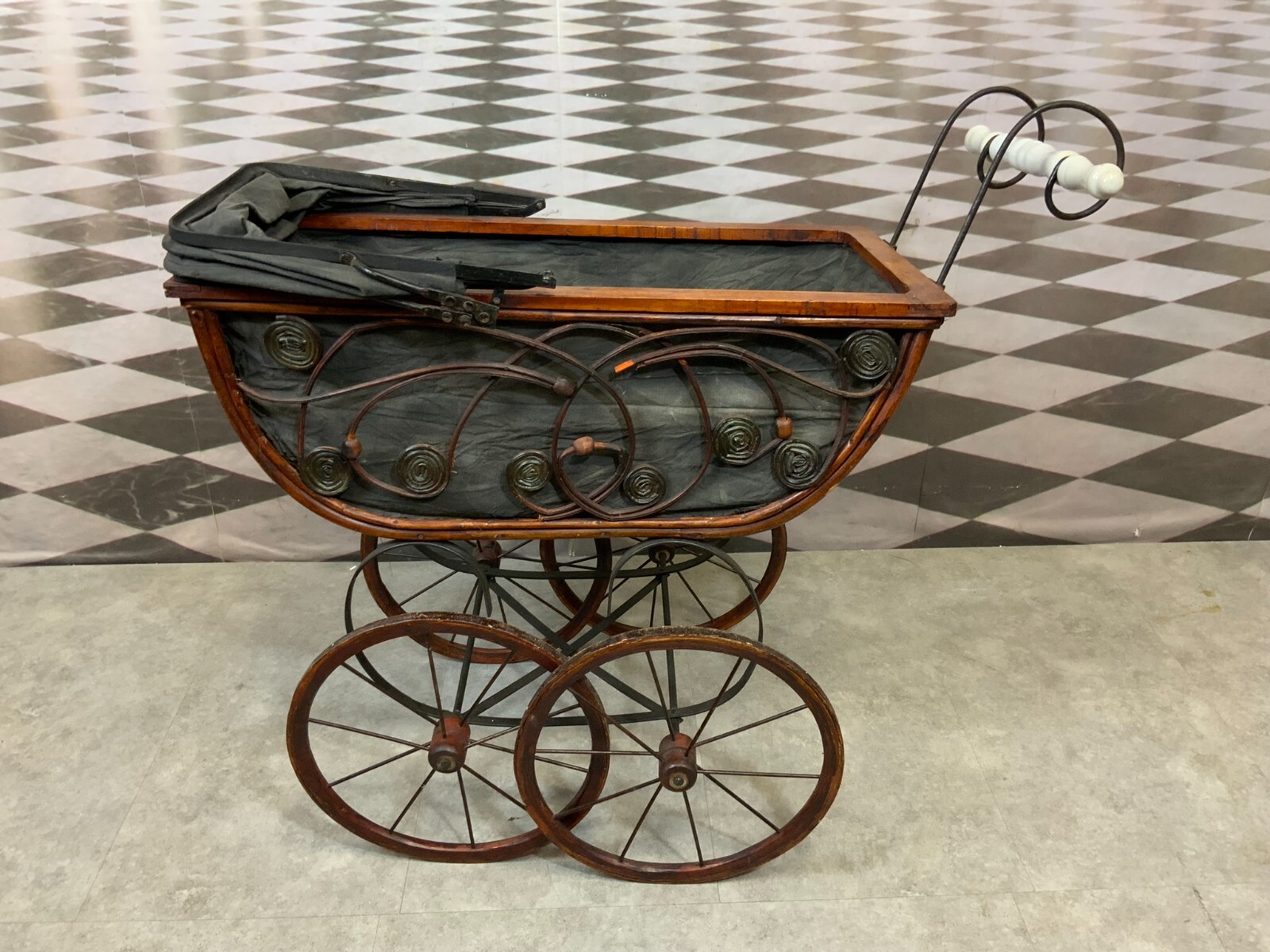 ANTIKER PUPPENWAGEN HOLZ RATTAN UND TEXTIL – Bild 7