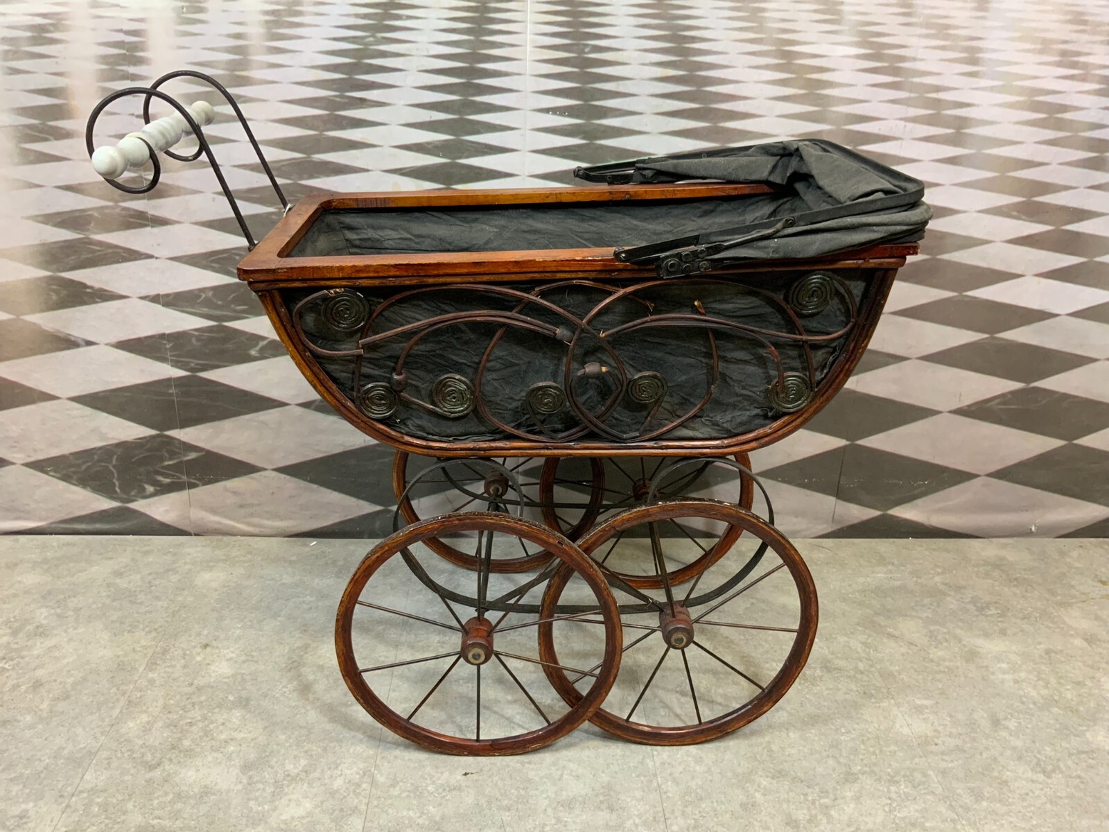 ANTIKER PUPPENWAGEN HOLZ RATTAN UND TEXTIL