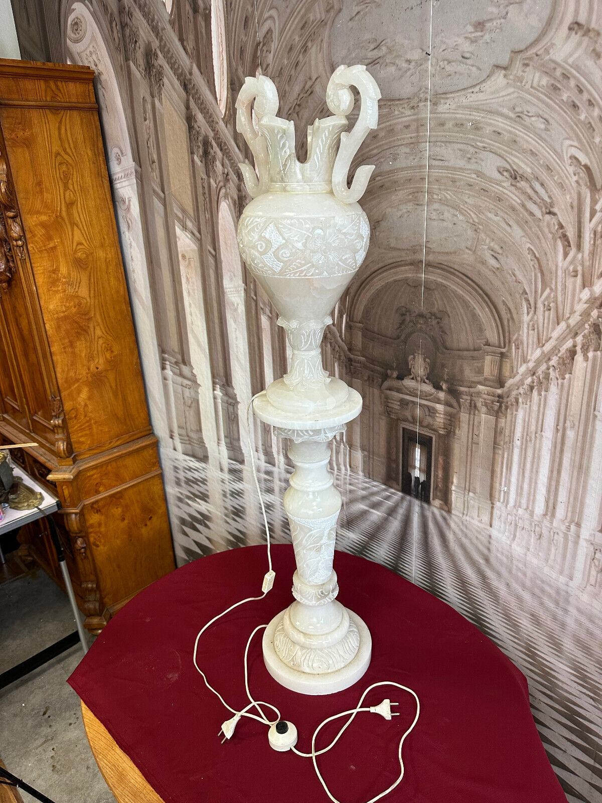 SEHR SCHÖNE GROSSE ALABASTER SÄULE MIT AMPHORE BELEUCHTET HANDGRAVUREN – Bild 11