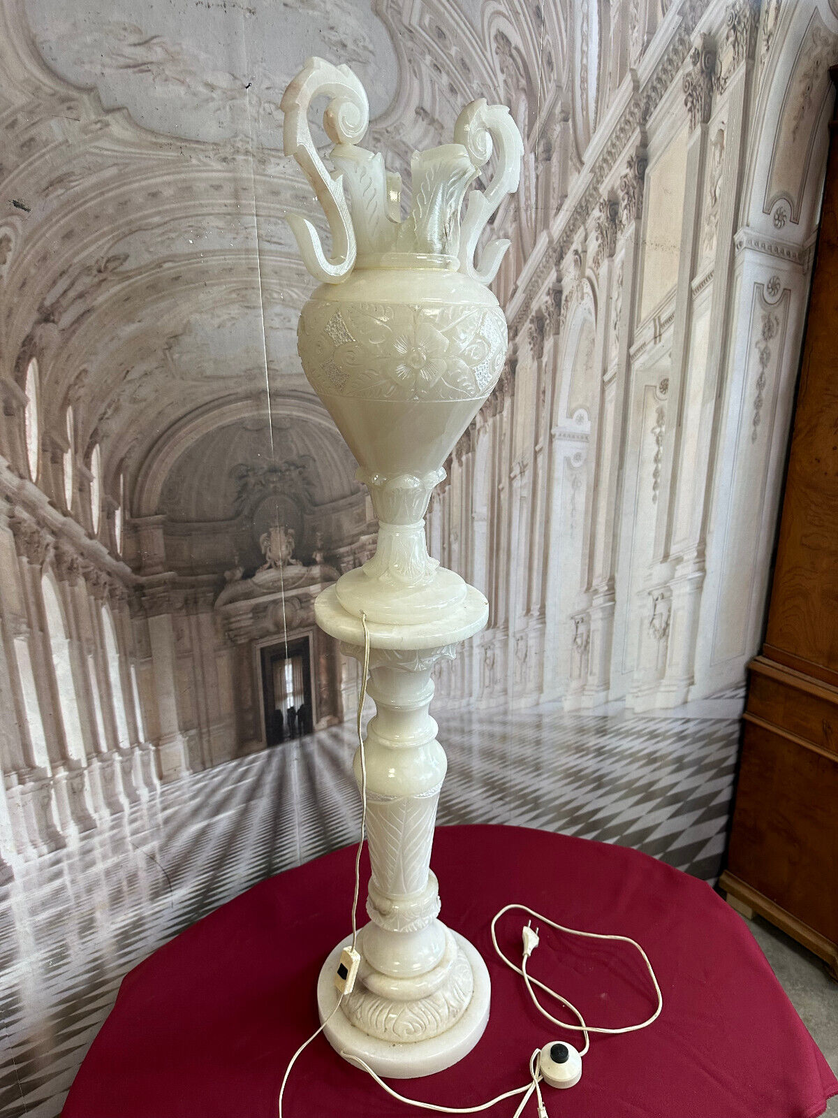 SEHR SCHÖNE GROSSE ALABASTER SÄULE MIT AMPHORE BELEUCHTET HANDGRAVUREN – Bild 12