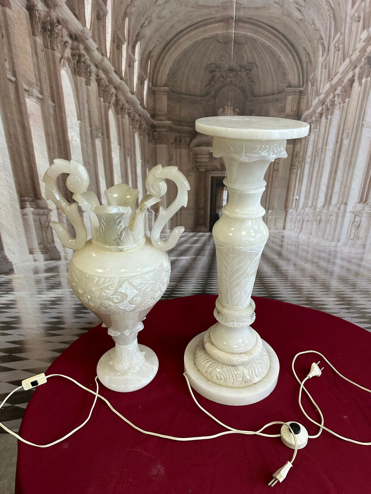 SEHR SCHÖNE GROSSE ALABASTER SÄULE MIT AMPHORE BELEUCHTET HANDGRAVUREN – Bild 13