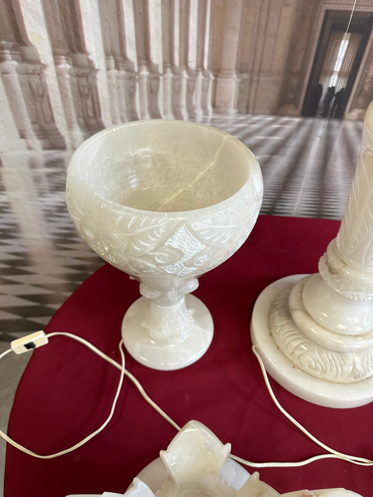 SEHR SCHÖNE GROSSE ALABASTER SÄULE MIT AMPHORE BELEUCHTET HANDGRAVUREN – Bild 15