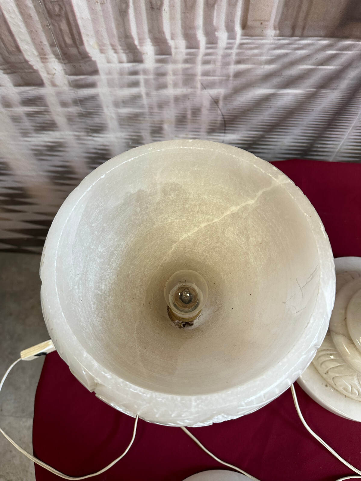 SEHR SCHÖNE GROSSE ALABASTER SÄULE MIT AMPHORE BELEUCHTET HANDGRAVUREN – Bild 16