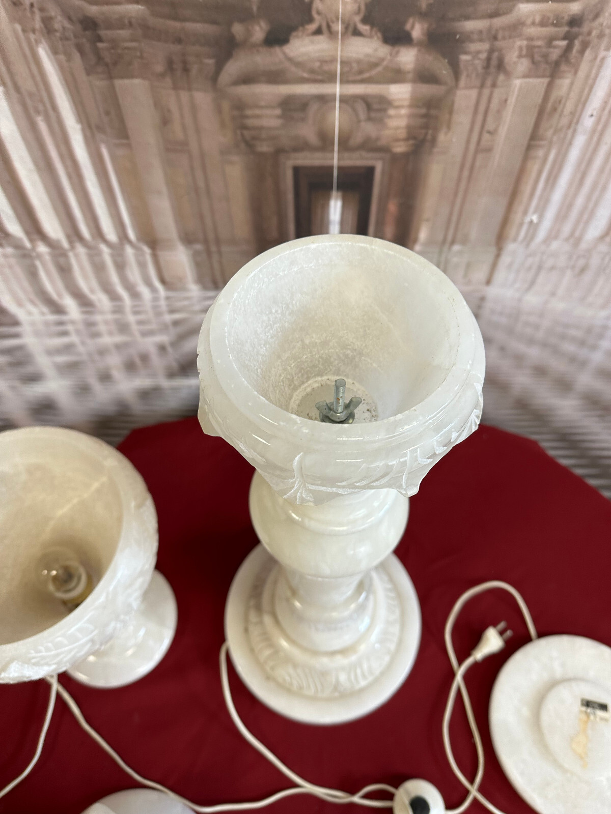 SEHR SCHÖNE GROSSE ALABASTER SÄULE MIT AMPHORE BELEUCHTET HANDGRAVUREN – Bild 17
