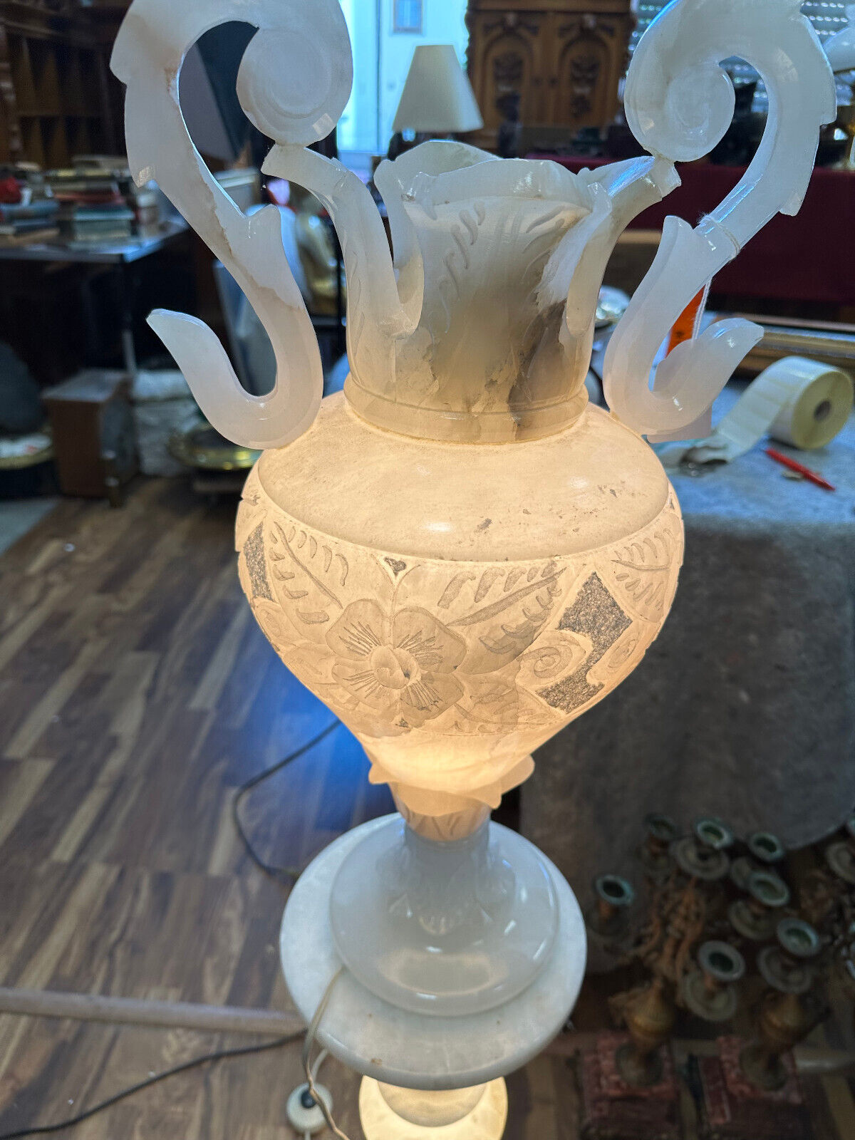 SEHR SCHÖNE GROSSE ALABASTER SÄULE MIT AMPHORE BELEUCHTET HANDGRAVUREN – Bild 3