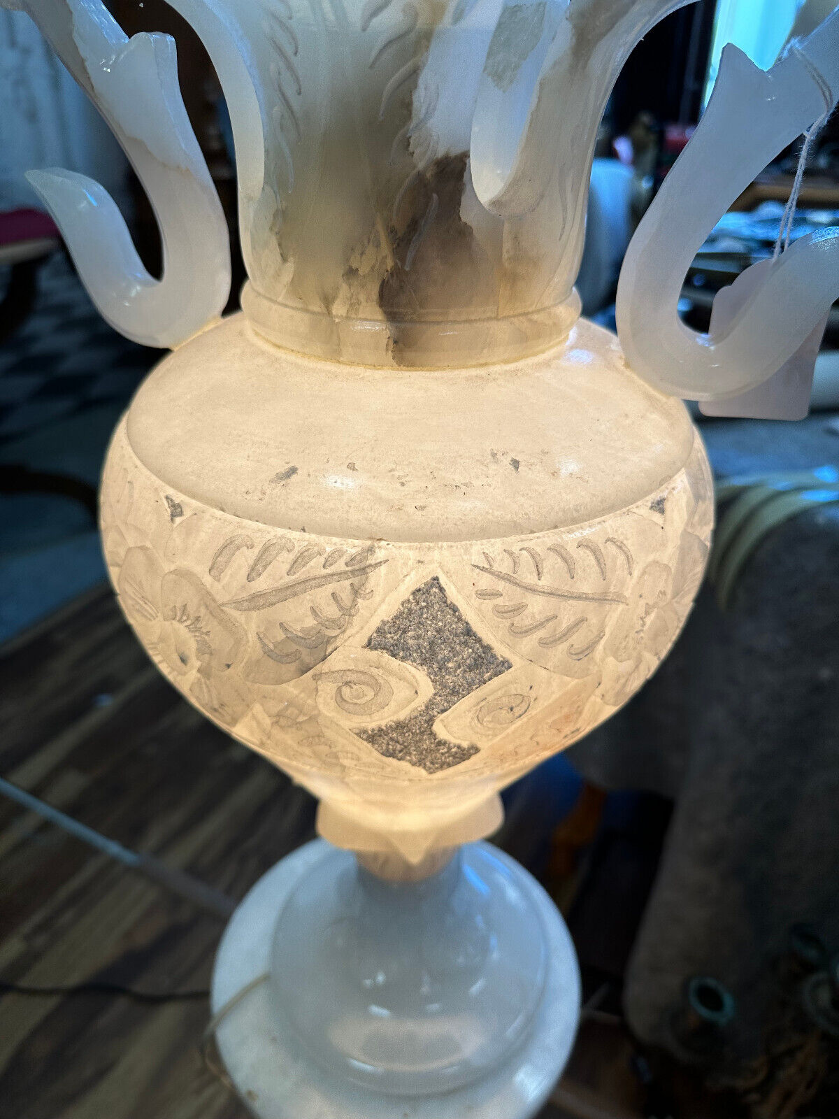 SEHR SCHÖNE GROSSE ALABASTER SÄULE MIT AMPHORE BELEUCHTET HANDGRAVUREN – Bild 4