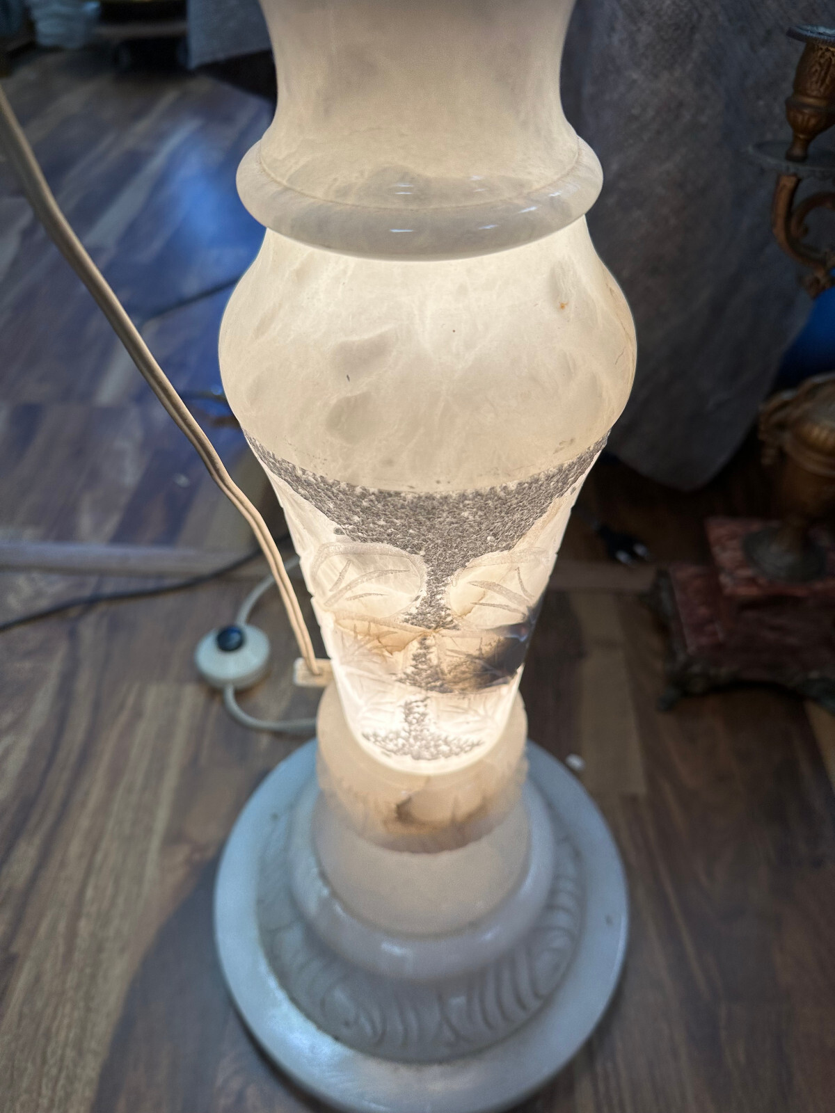 SEHR SCHÖNE GROSSE ALABASTER SÄULE MIT AMPHORE BELEUCHTET HANDGRAVUREN – Bild 5