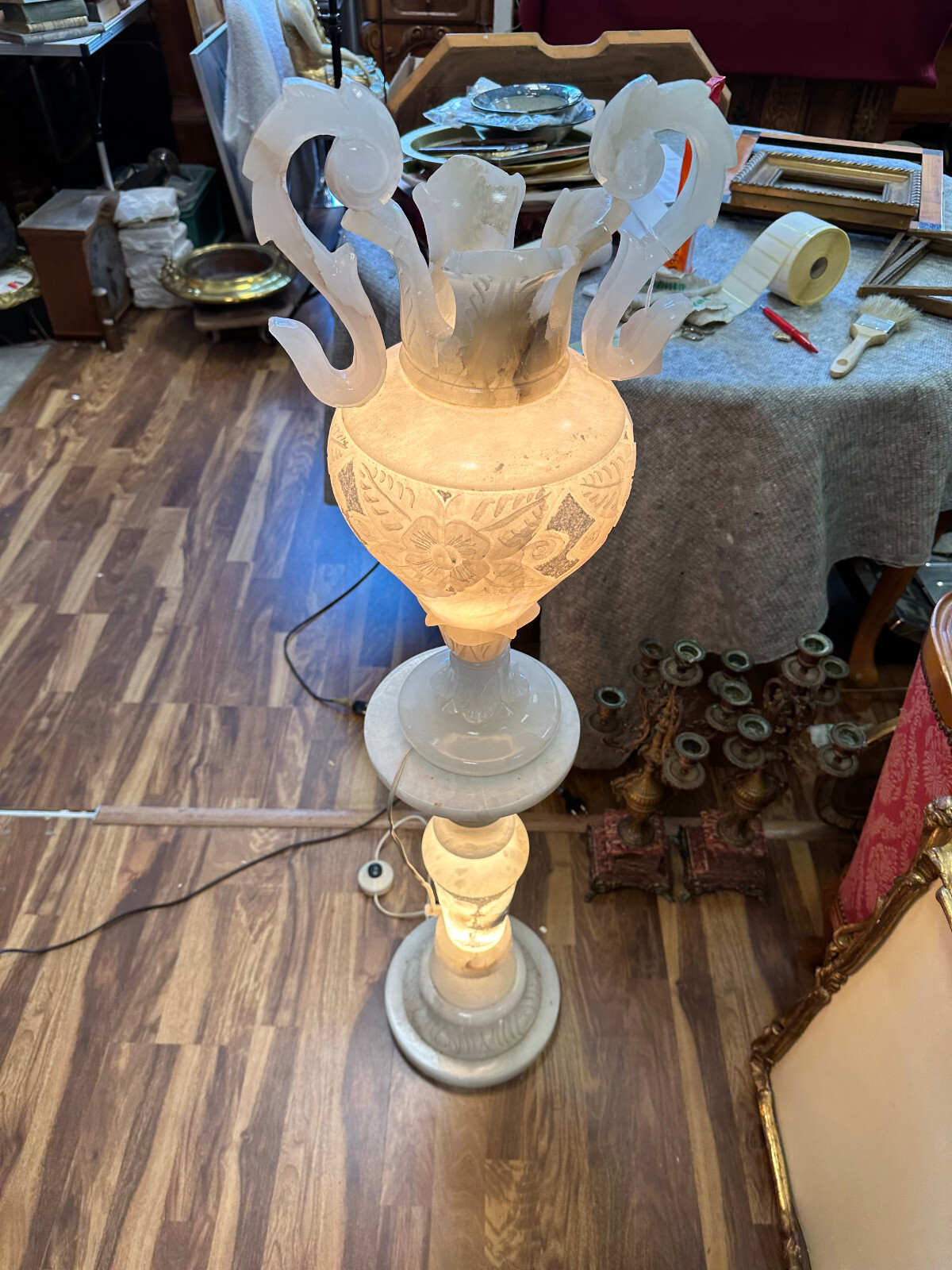 SEHR SCHÖNE GROSSE ALABASTER SÄULE MIT AMPHORE BELEUCHTET HANDGRAVUREN – Bild 6