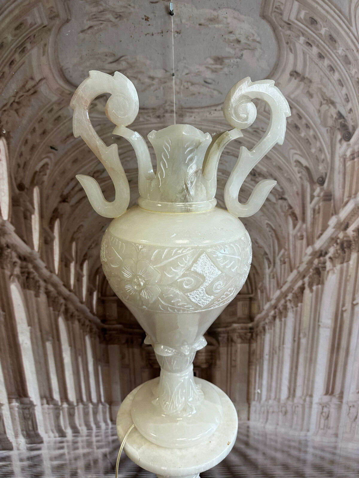 SEHR SCHÖNE GROSSE ALABASTER SÄULE MIT AMPHORE BELEUCHTET HANDGRAVUREN – Bild 7
