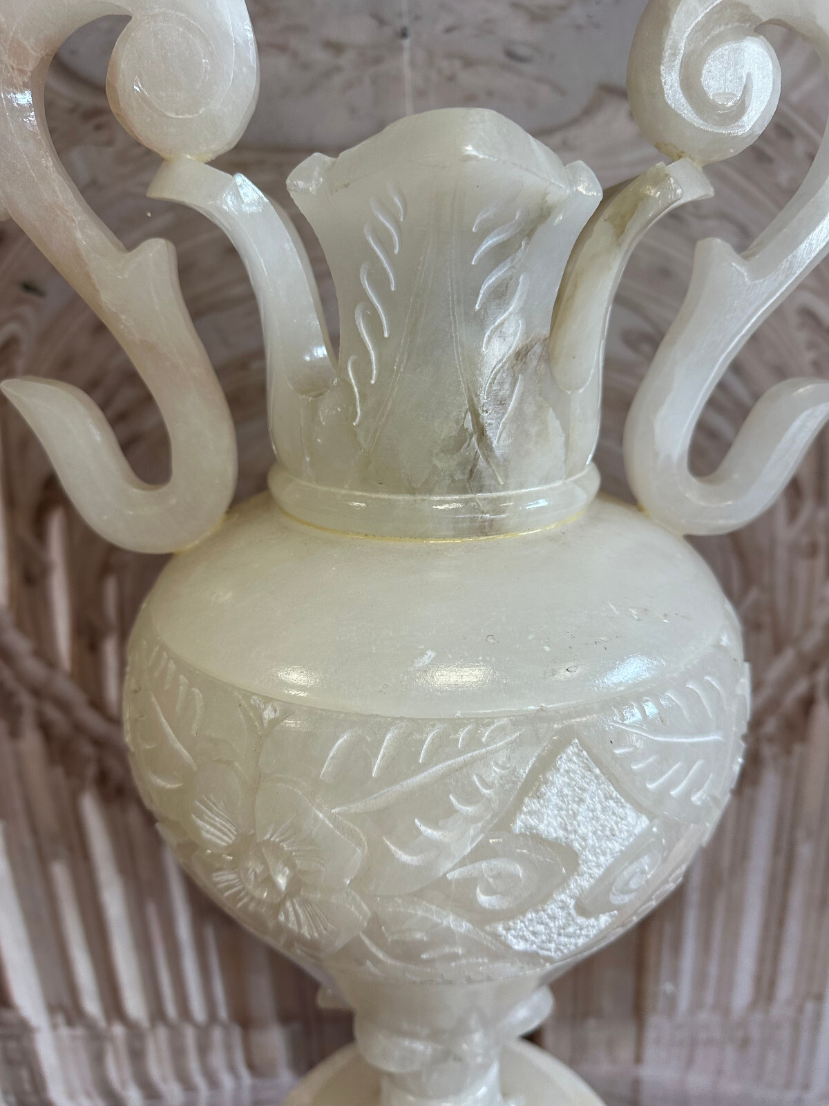 SEHR SCHÖNE GROSSE ALABASTER SÄULE MIT AMPHORE BELEUCHTET HANDGRAVUREN – Bild 8