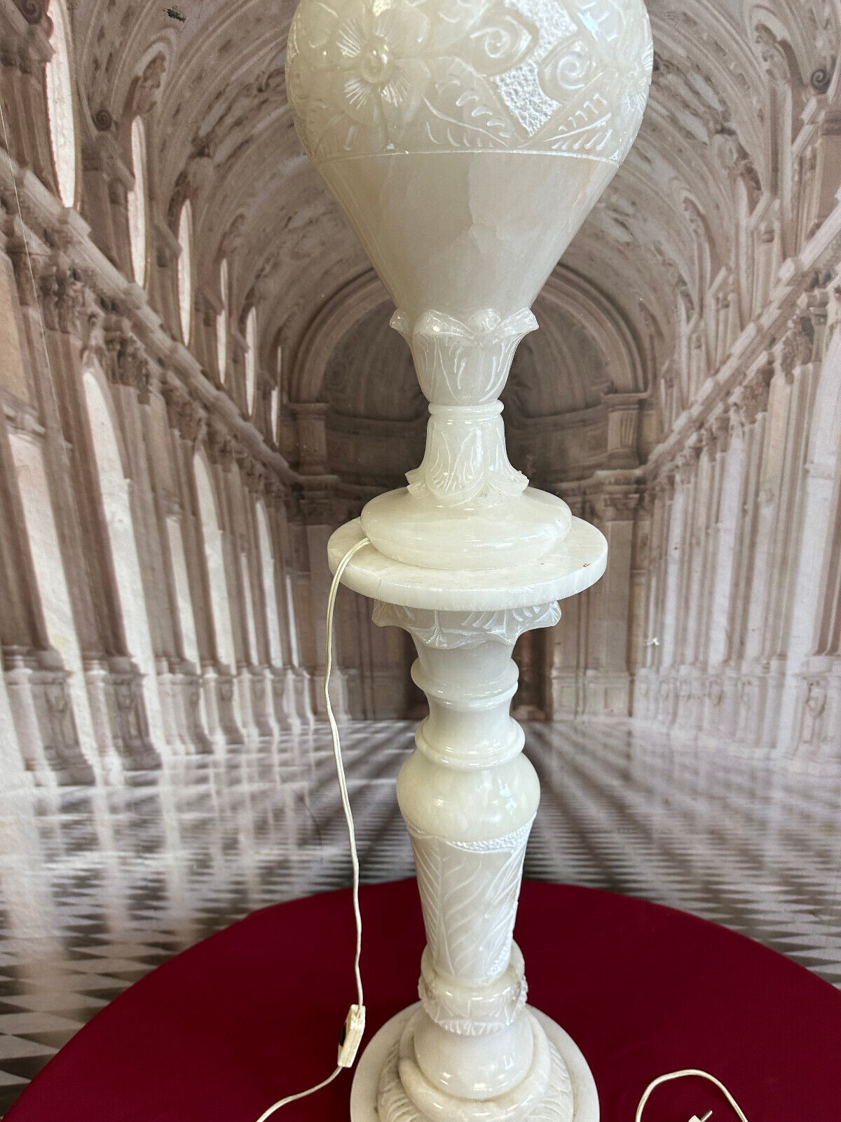 SEHR SCHÖNE GROSSE ALABASTER SÄULE MIT AMPHORE BELEUCHTET HANDGRAVUREN – Bild 9
