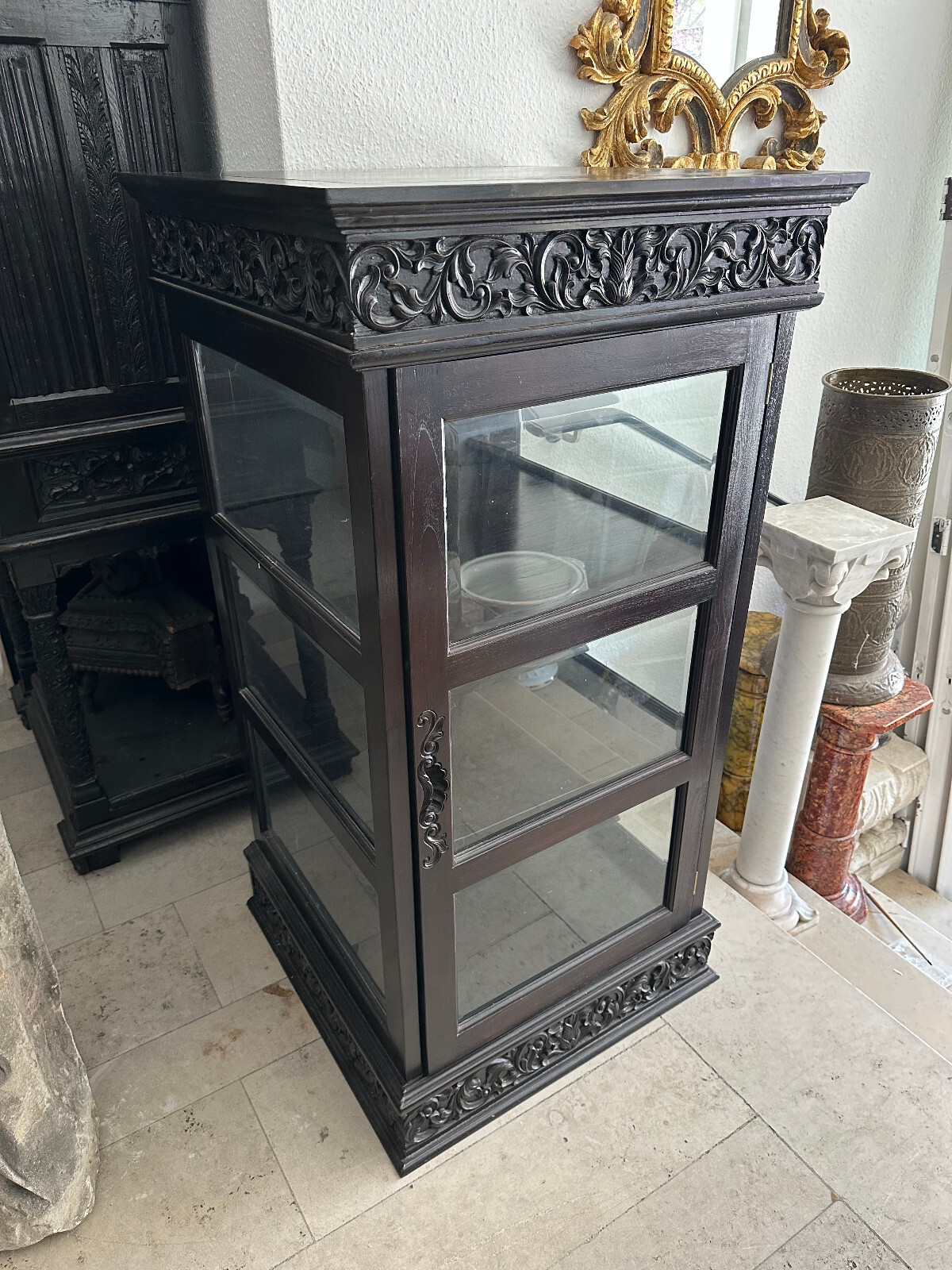 DREI SEITEN VITRINE AUS HOLZ SCHWARZ GEFASST MIT FLACHRELIEF SCHNITZEREIEN 20 JH