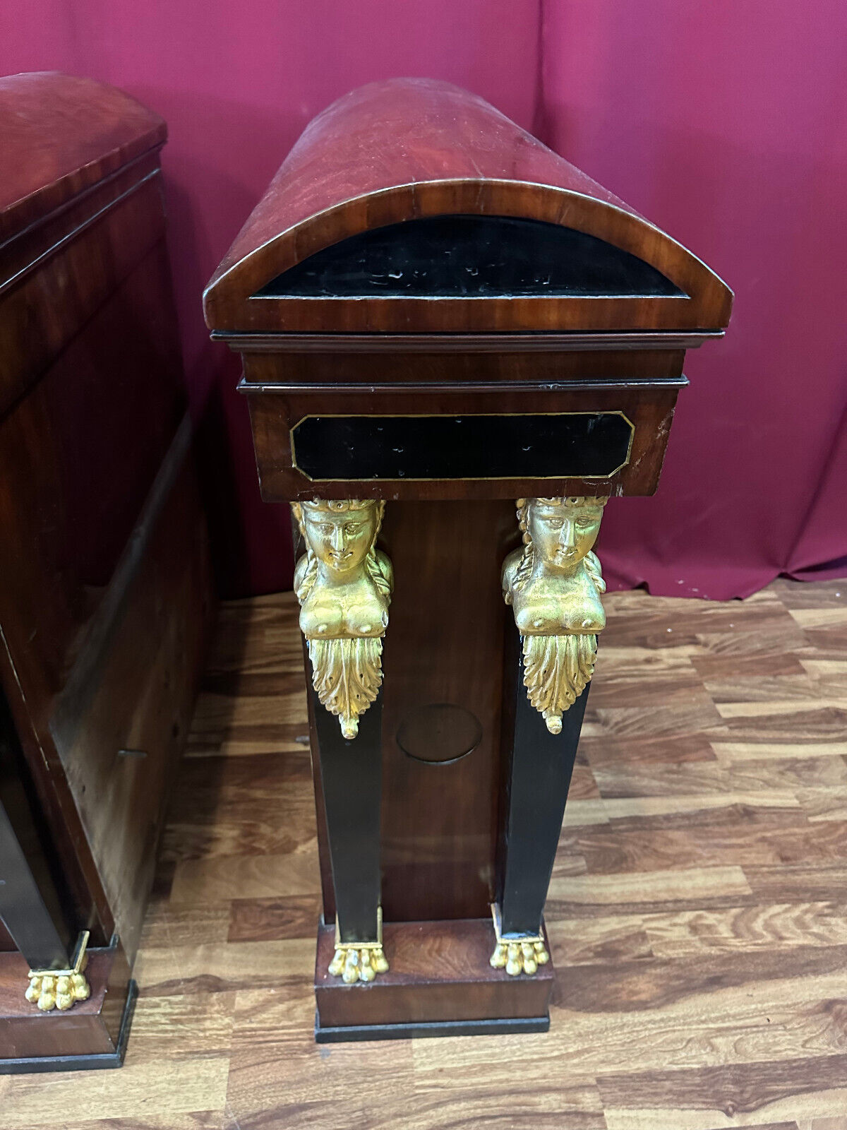 ORIGINALE SEITENTEILE EINES EMPIRE SOFA UM 1800 MAHAGONI FURNIERT – Bild 4