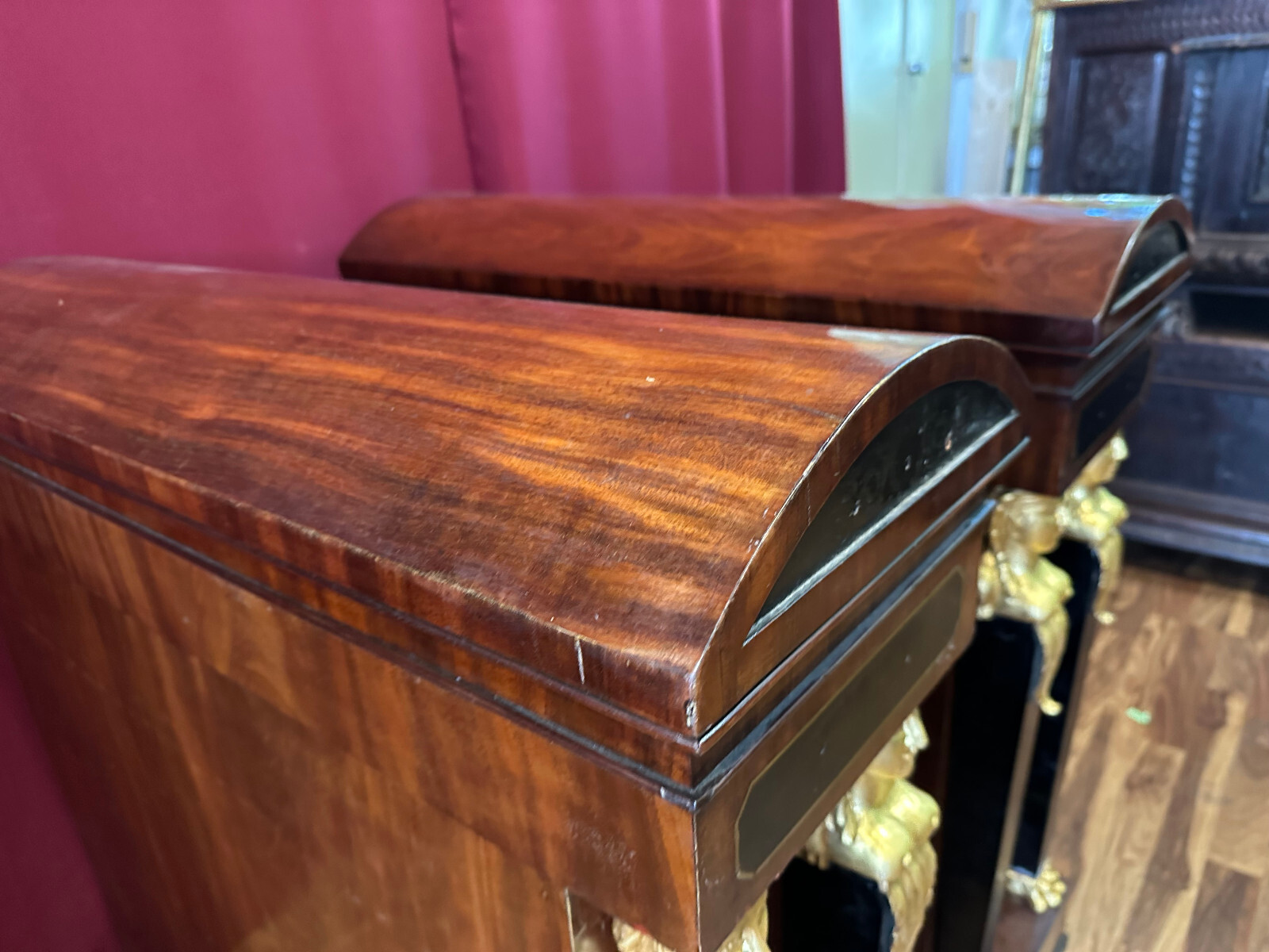 ORIGINALE SEITENTEILE EINES EMPIRE SOFA UM 1800 MAHAGONI FURNIERT – Bild 6