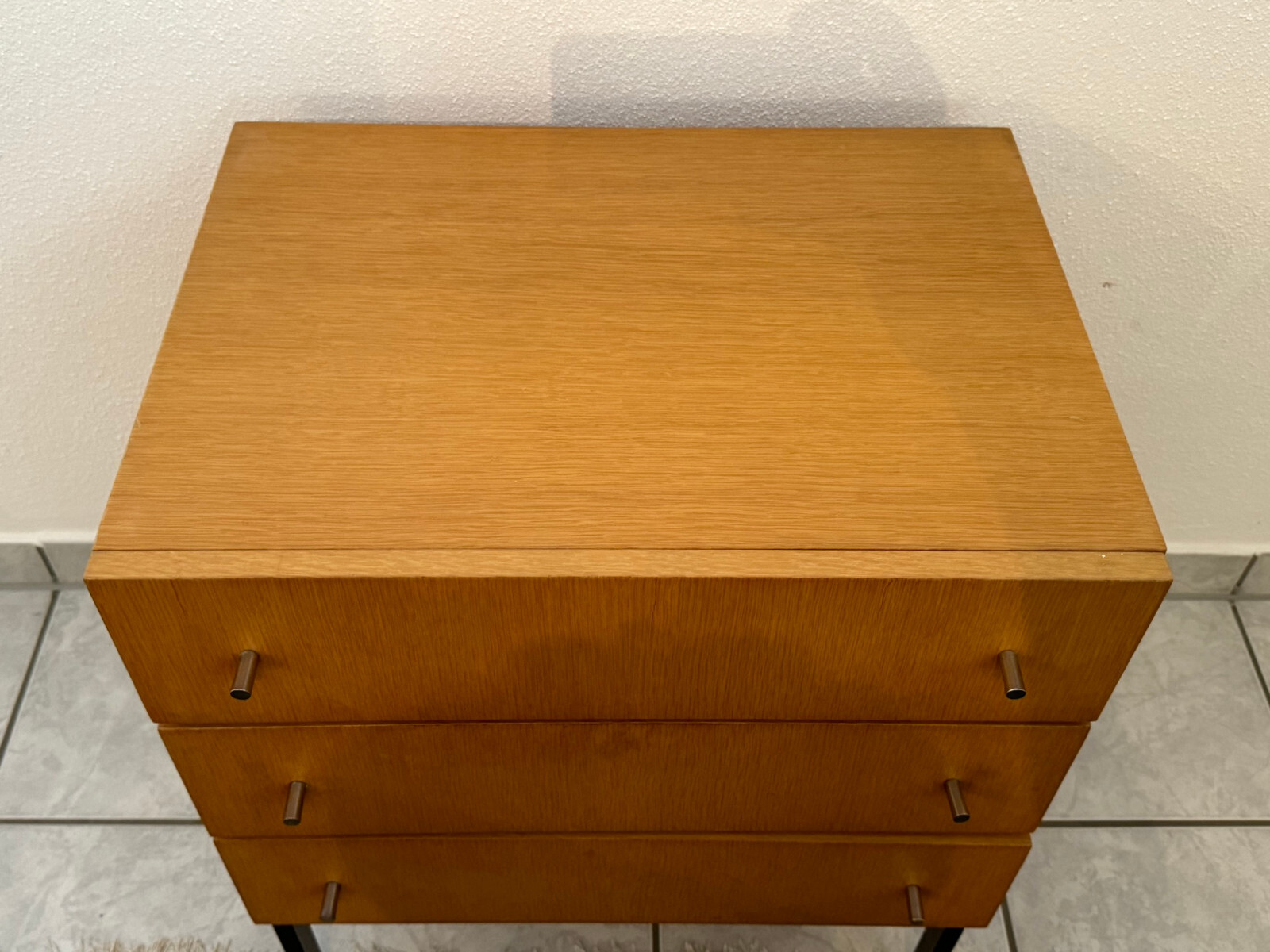 KLEINE VINTAGE KOMMODE AUS EICHE DREI SCHUBLADEN METALL FÜSSE – Bild 3