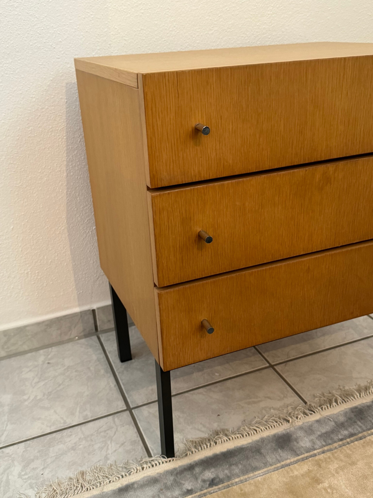 KLEINE VINTAGE KOMMODE AUS EICHE DREI SCHUBLADEN METALL FÜSSE – Bild 4