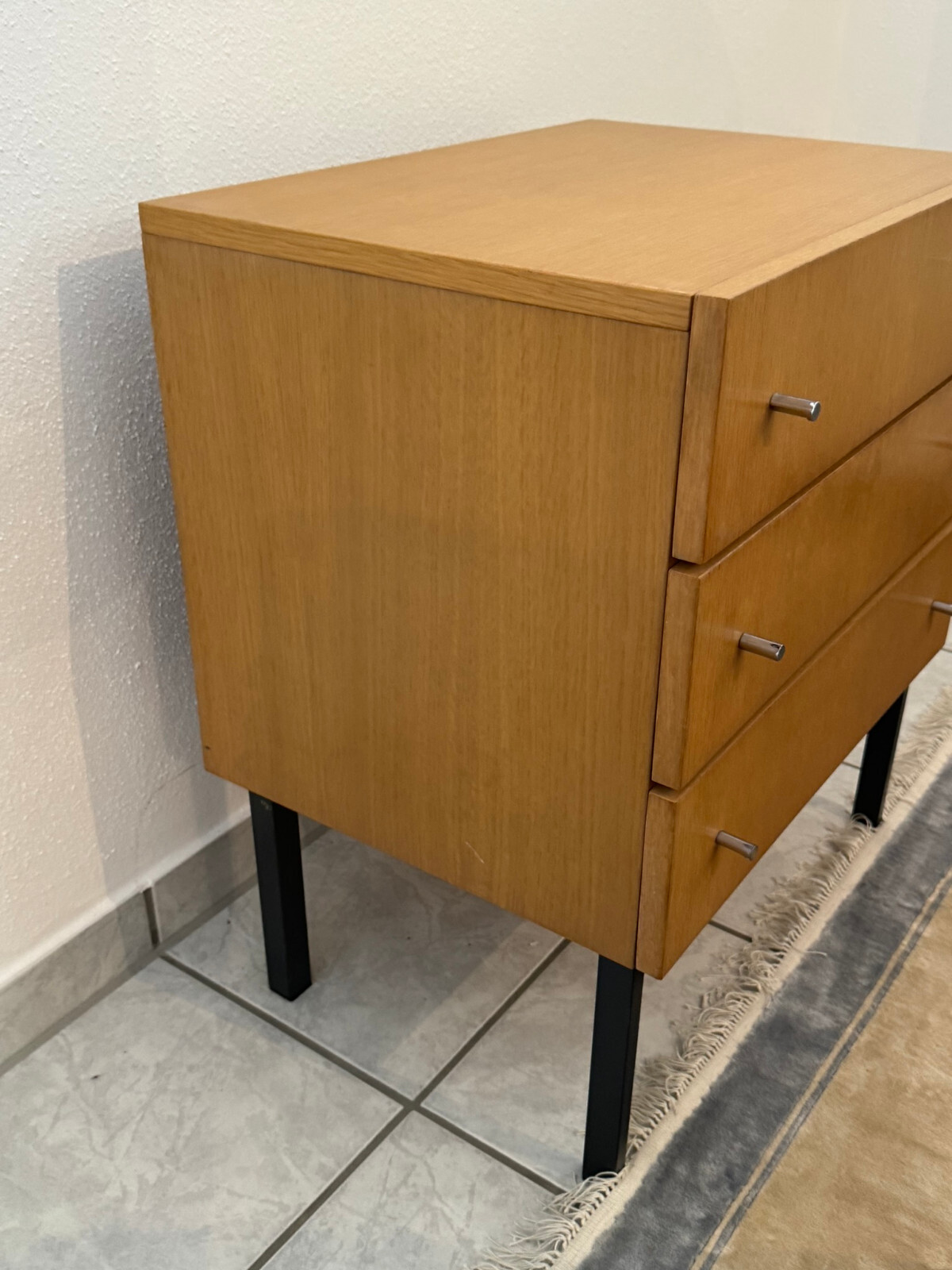 KLEINE VINTAGE KOMMODE AUS EICHE DREI SCHUBLADEN METALL FÜSSE – Bild 5