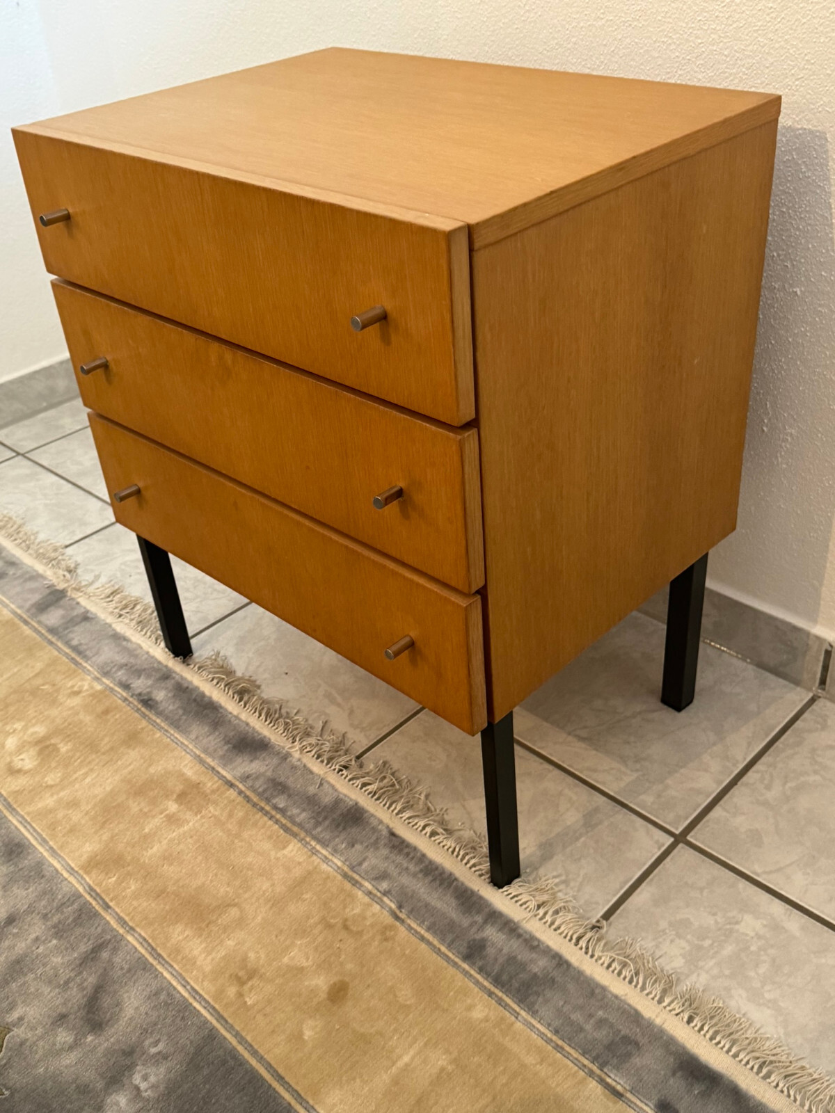 KLEINE VINTAGE KOMMODE AUS EICHE DREI SCHUBLADEN METALL FÜSSE – Bild 6