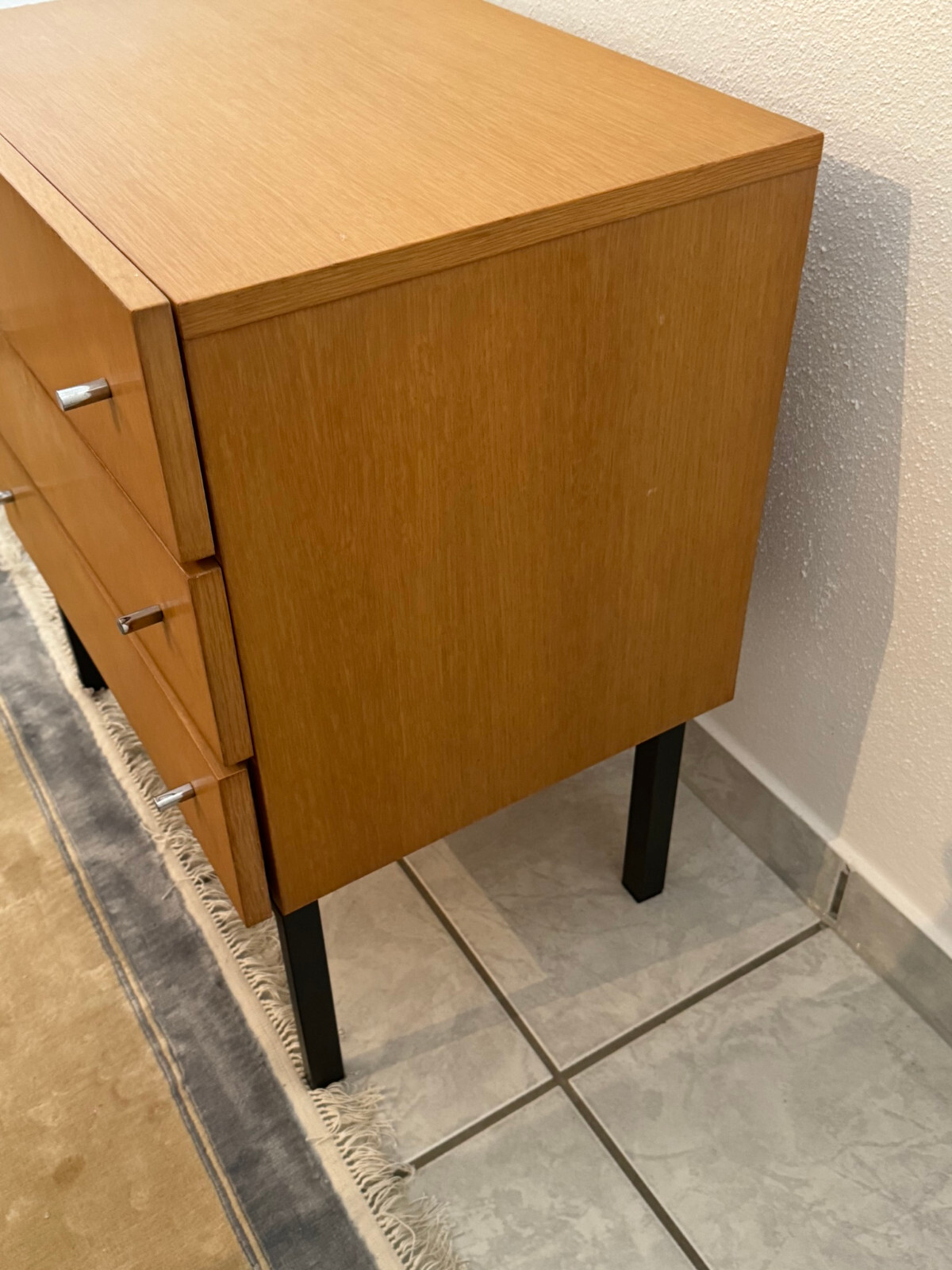 KLEINE VINTAGE KOMMODE AUS EICHE DREI SCHUBLADEN METALL FÜSSE – Bild 7