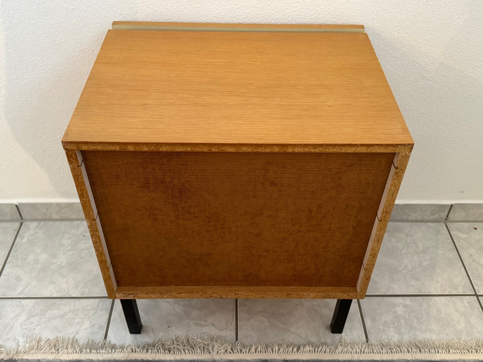 KLEINE VINTAGE KOMMODE AUS EICHE DREI SCHUBLADEN METALL FÜSSE – Bild 9