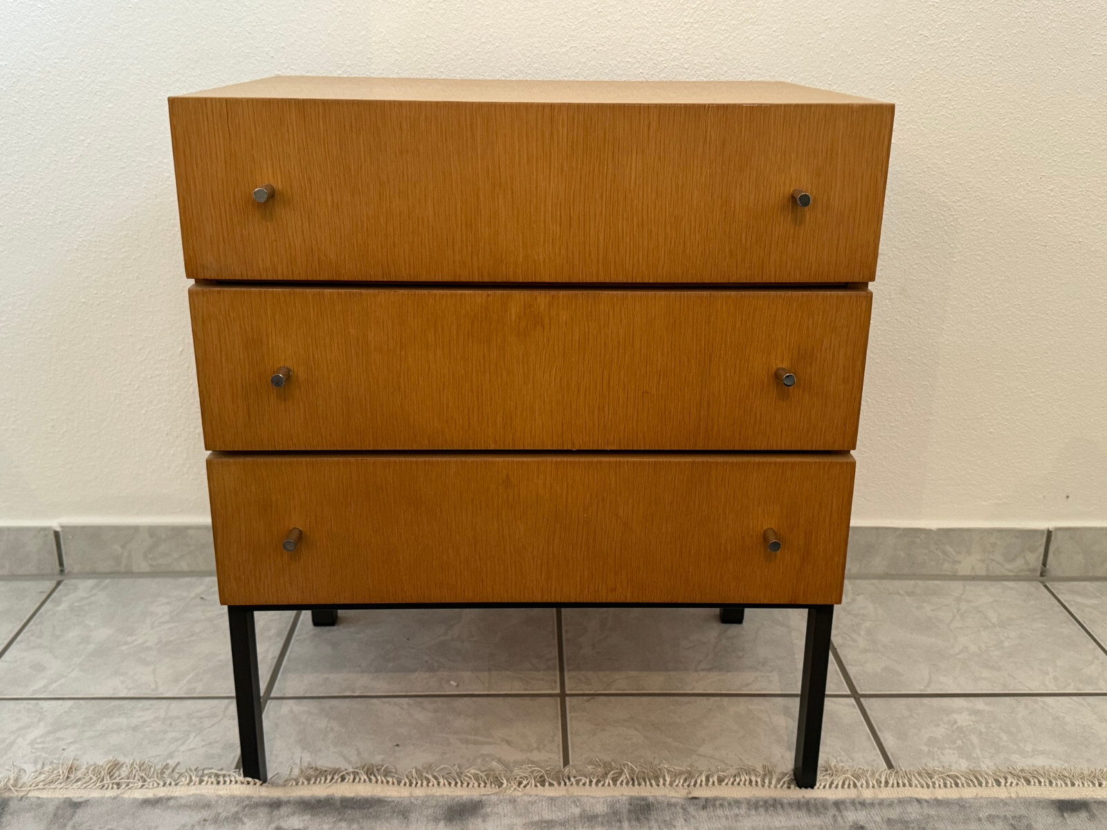 KLEINE VINTAGE KOMMODE AUS EICHE DREI SCHUBLADEN METALL FÜSSE