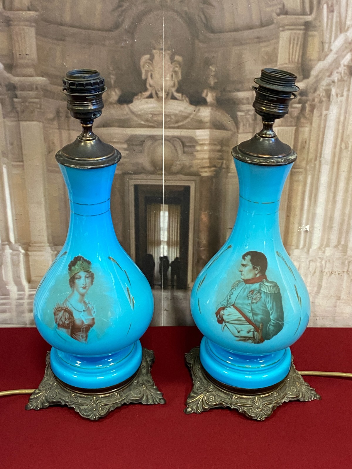 PAAR HISTORISMUS LAMPEN AUS GLAS MIT METALLMONTUR NAPOLEON PORTRAIT UM 1880