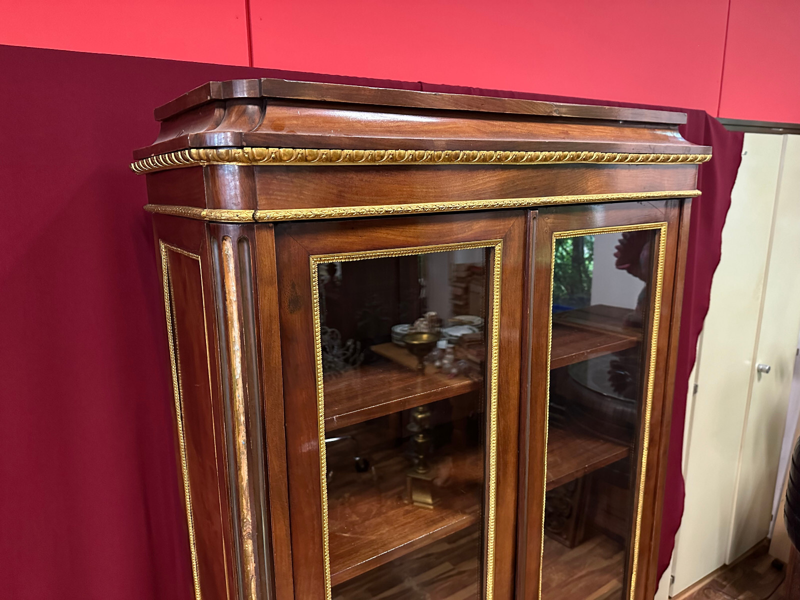 ANTIKE EMPIRE VITRINE UM 1880 MAHAGONI VERGOLDETE MESSING BESCHLÄGE – Bild 3
