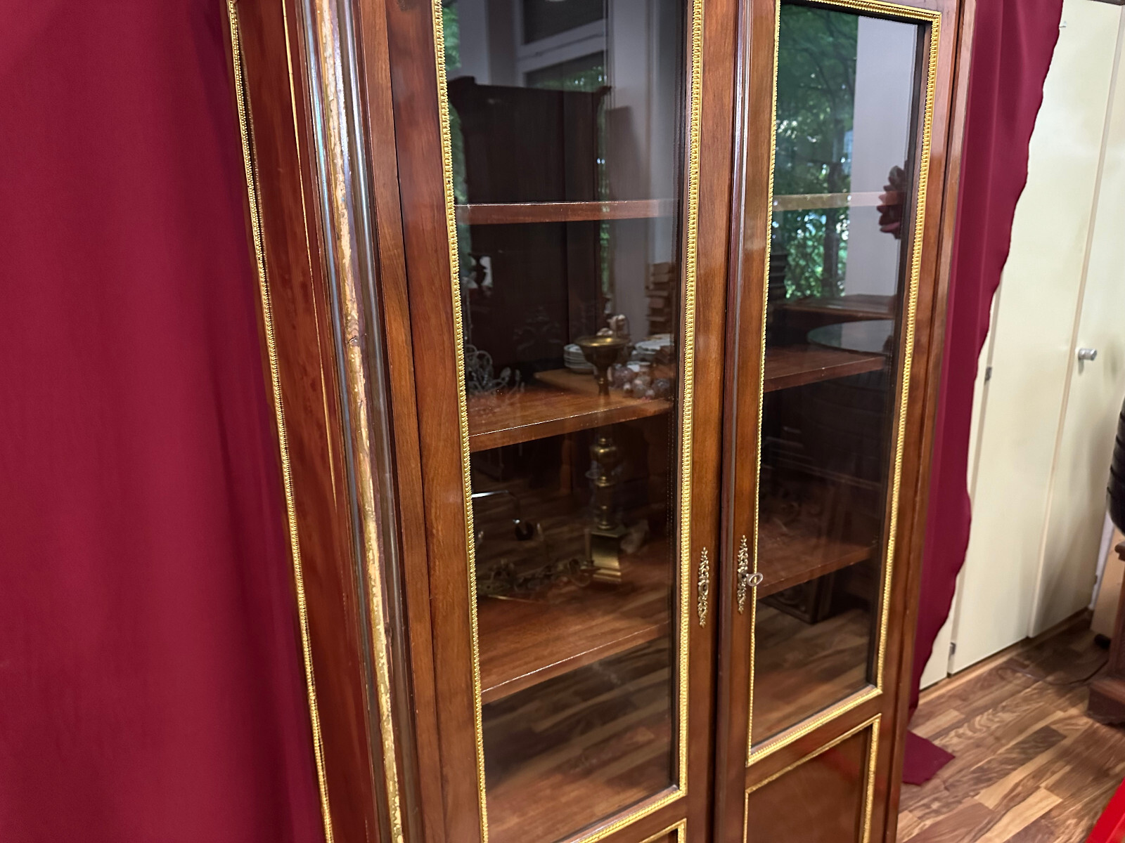 ANTIKE EMPIRE VITRINE UM 1880 MAHAGONI VERGOLDETE MESSING BESCHLÄGE – Bild 4