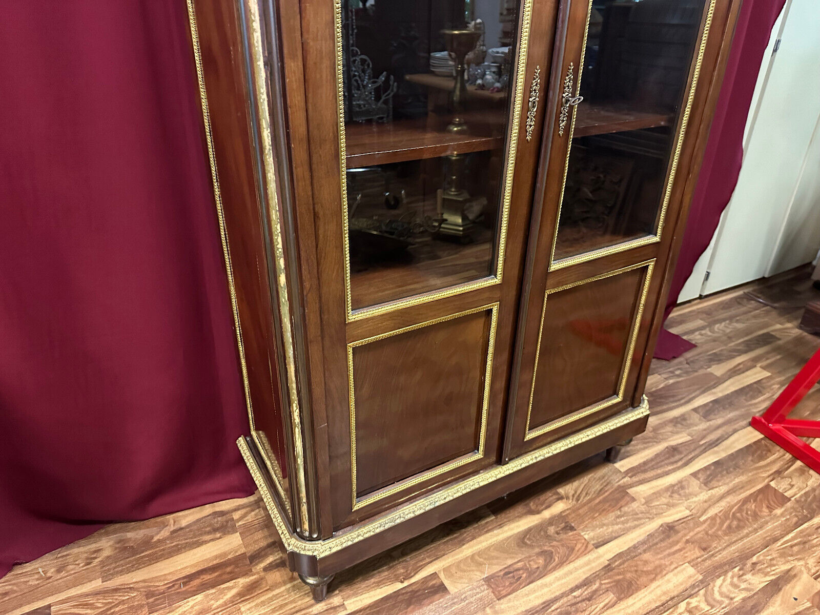 ANTIKE EMPIRE VITRINE UM 1880 MAHAGONI VERGOLDETE MESSING BESCHLÄGE – Bild 5