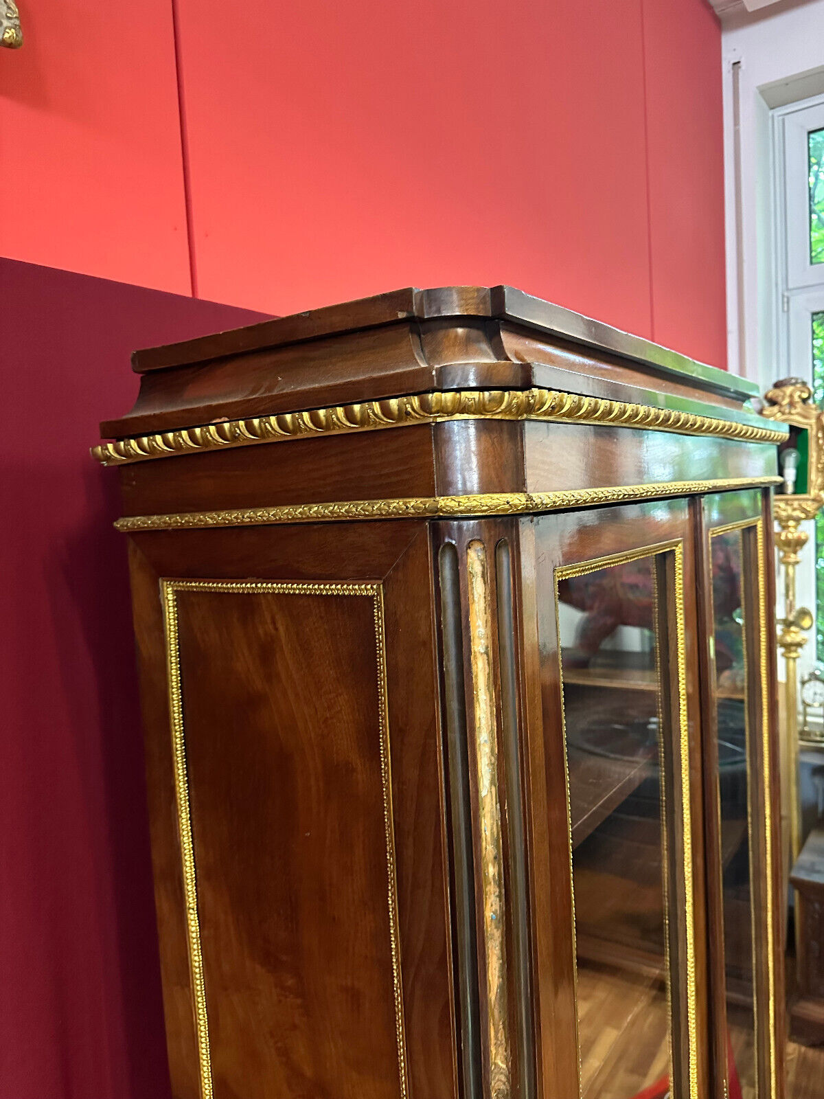 ANTIKE EMPIRE VITRINE UM 1880 MAHAGONI VERGOLDETE MESSING BESCHLÄGE – Bild 7