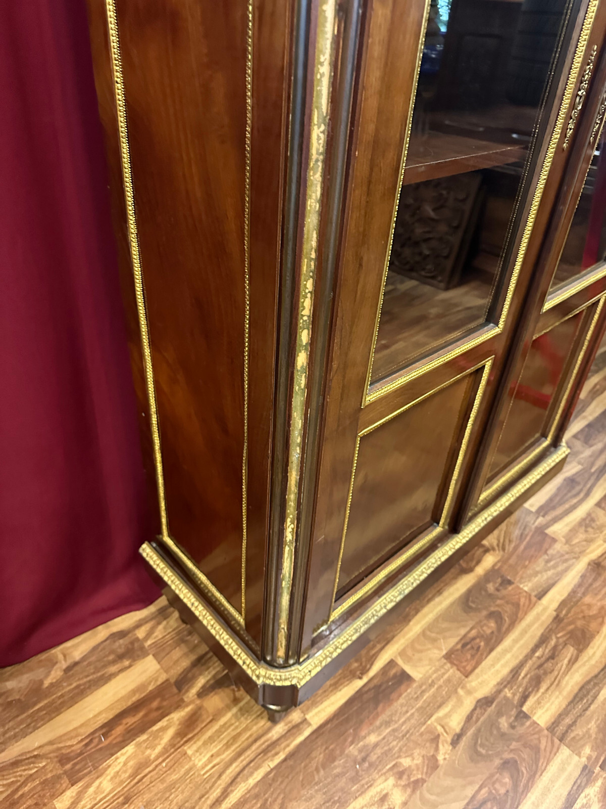 ANTIKE EMPIRE VITRINE UM 1880 MAHAGONI VERGOLDETE MESSING BESCHLÄGE – Bild 9