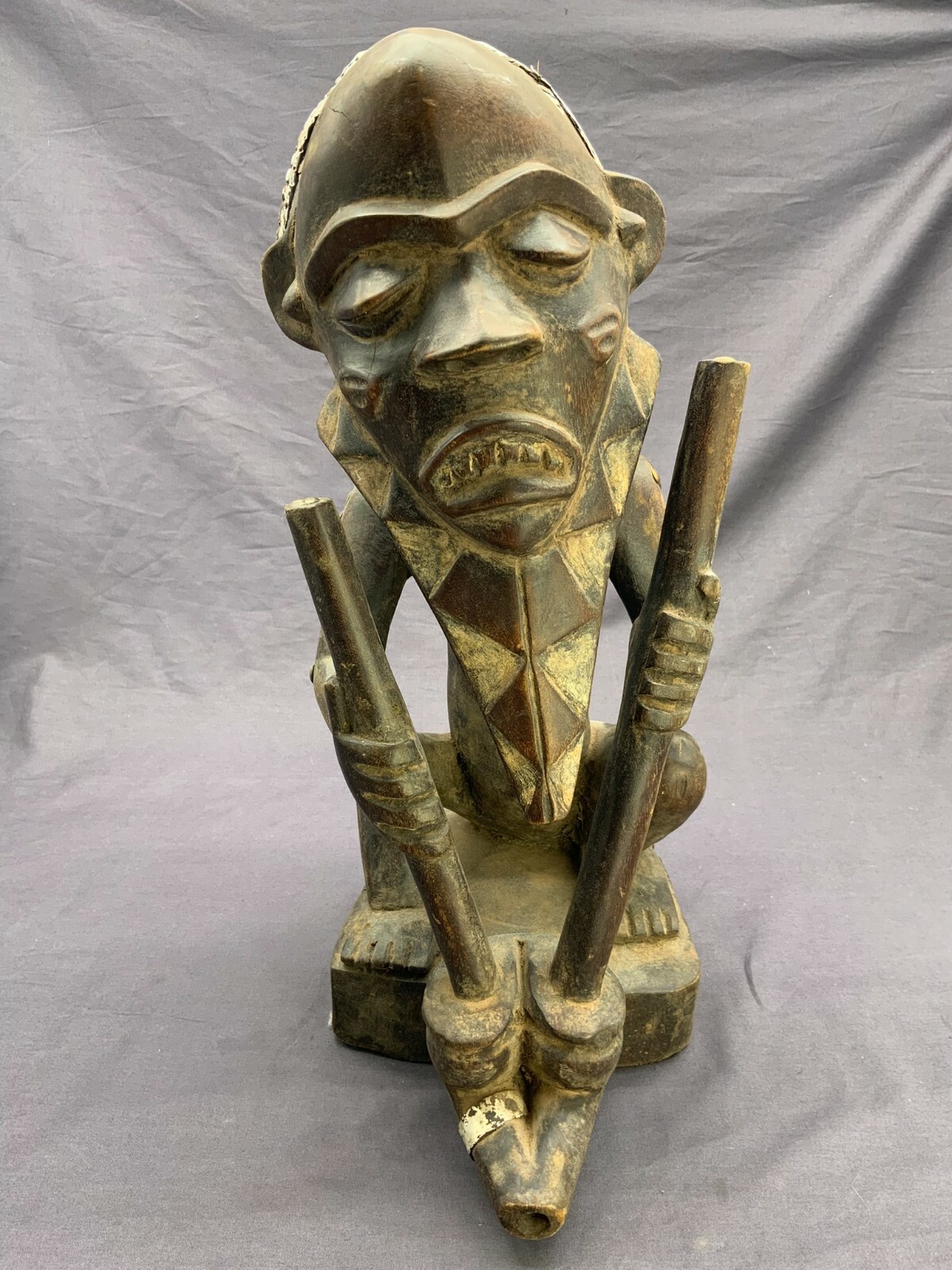 AFRIKA SKULPTUR SITZENDER MANN METALLAPPLIKEN ANTIK HOLZ HANDGESCHNITZT 42cm