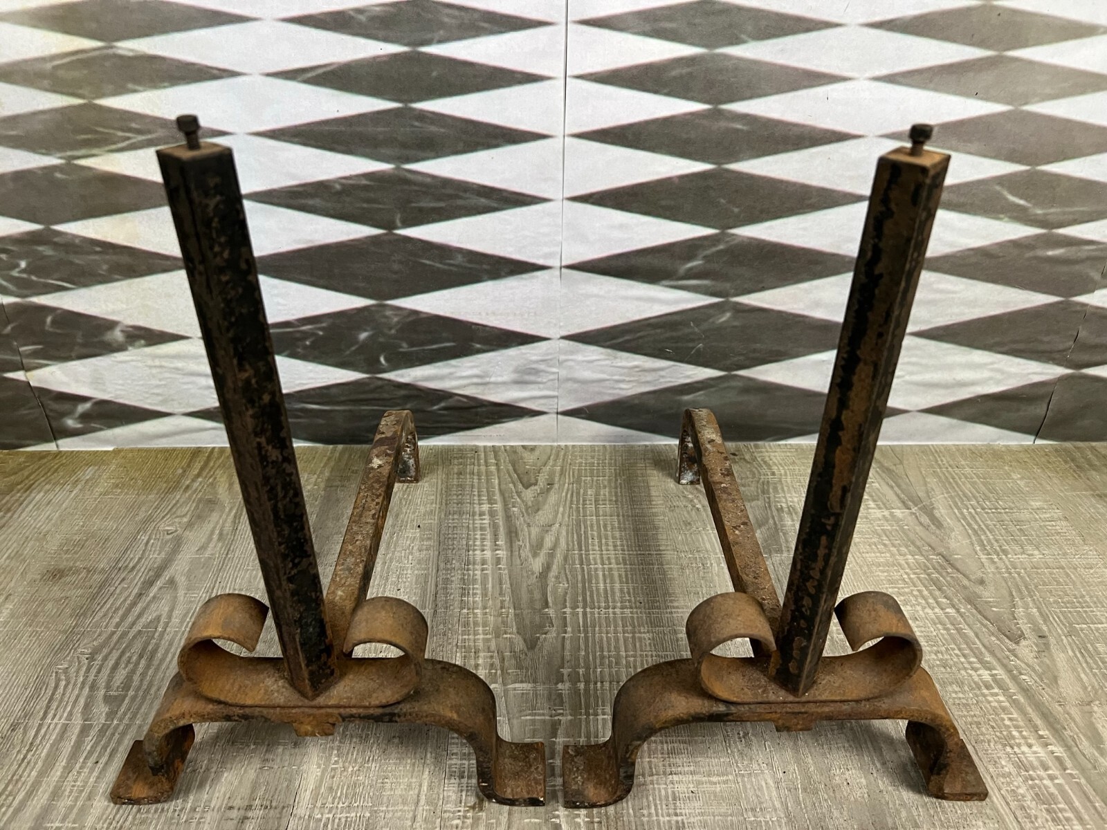 ALTE KAMINBÖCKE AUS EISEN NACH ANTIKEM VORBILD