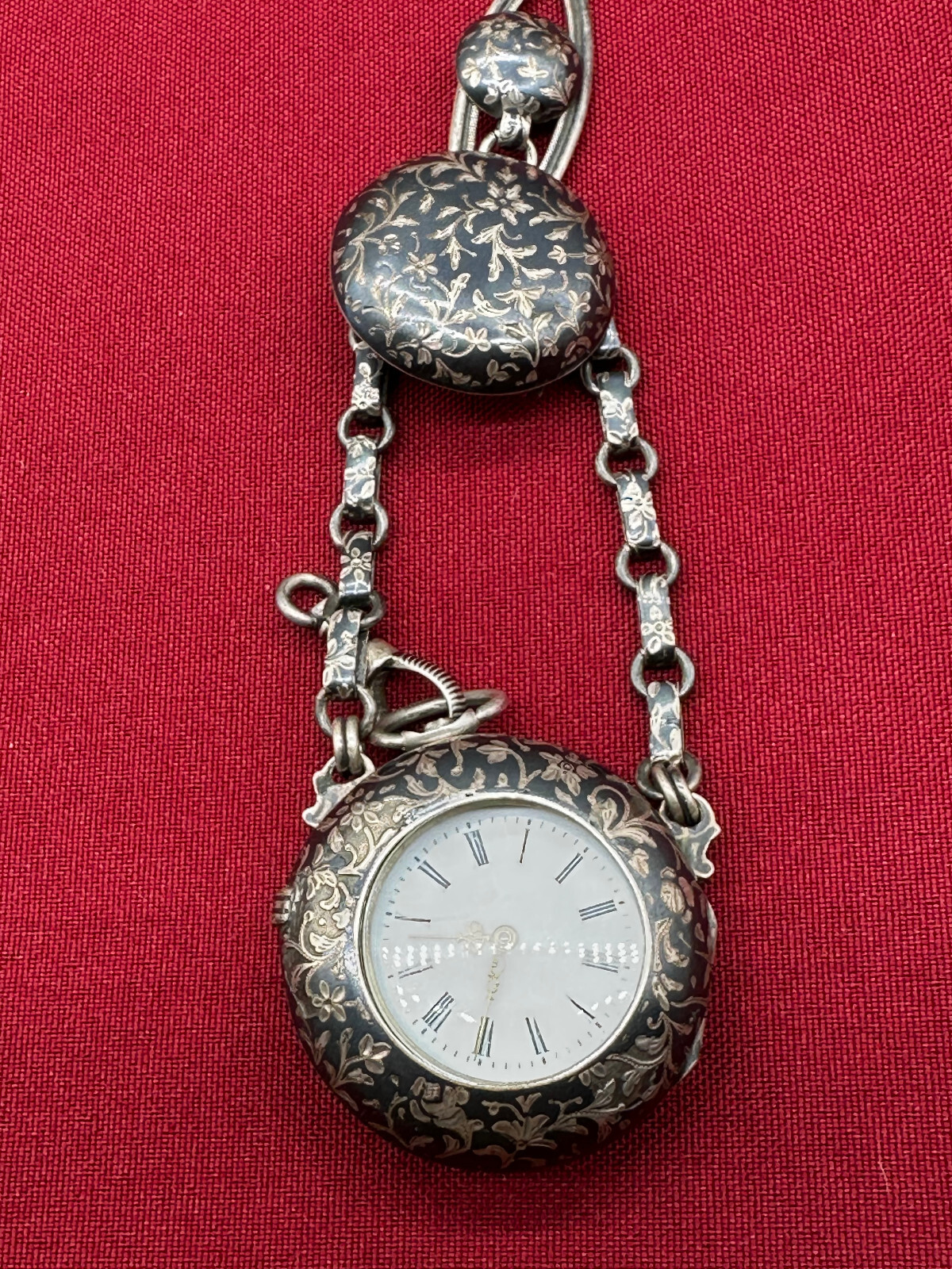 ANTIKE CHATELAINE FÜR TASCHENUHR UM 1880 AUS TULA SILBER MIT DEFEKTER UHR – Bild 4