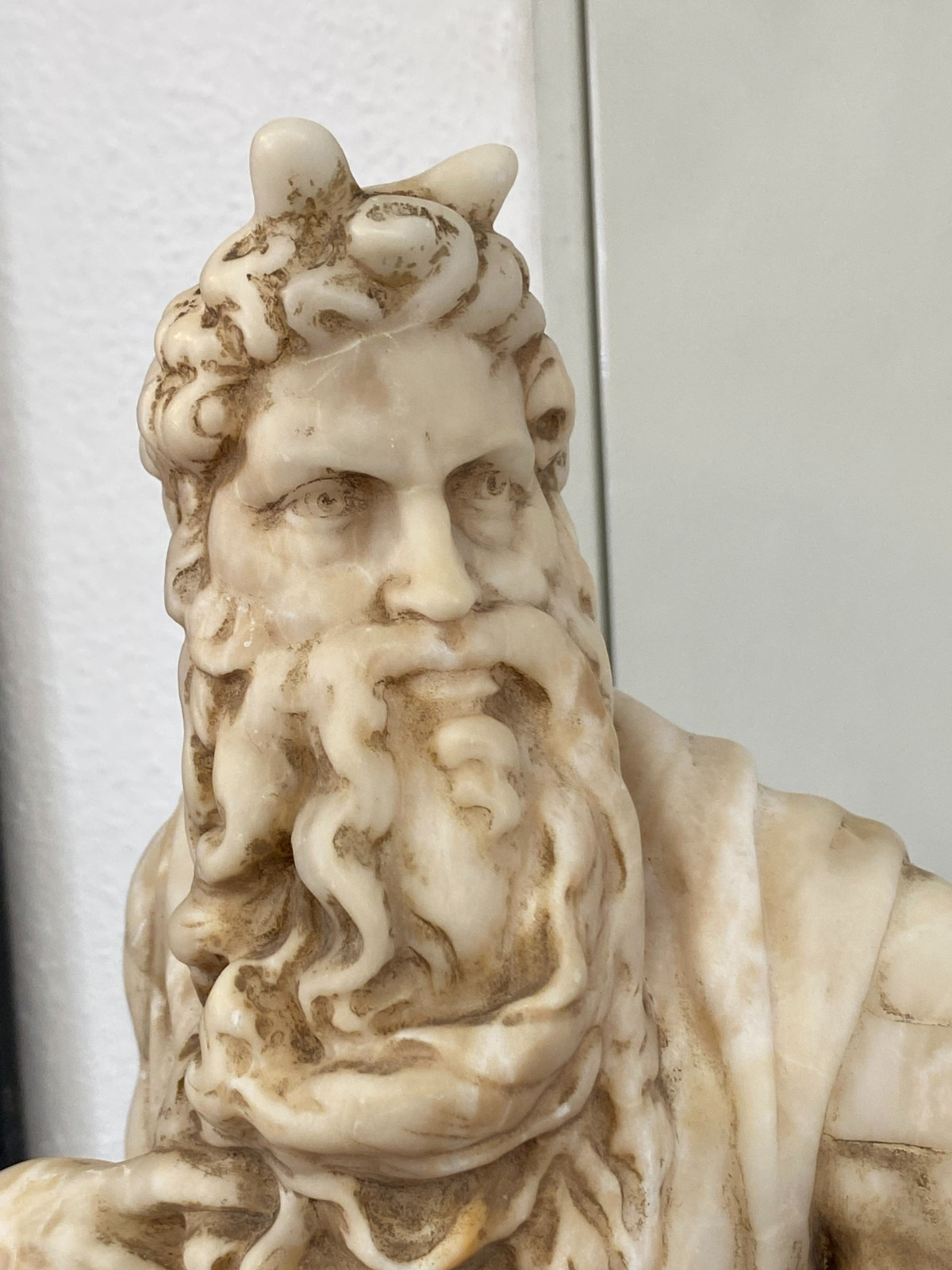 GROSSE ALABASTER SKULPTUR DER GEHÖRNTE MOSES NACH MICHELANGELO FRANKREICH 19 TES