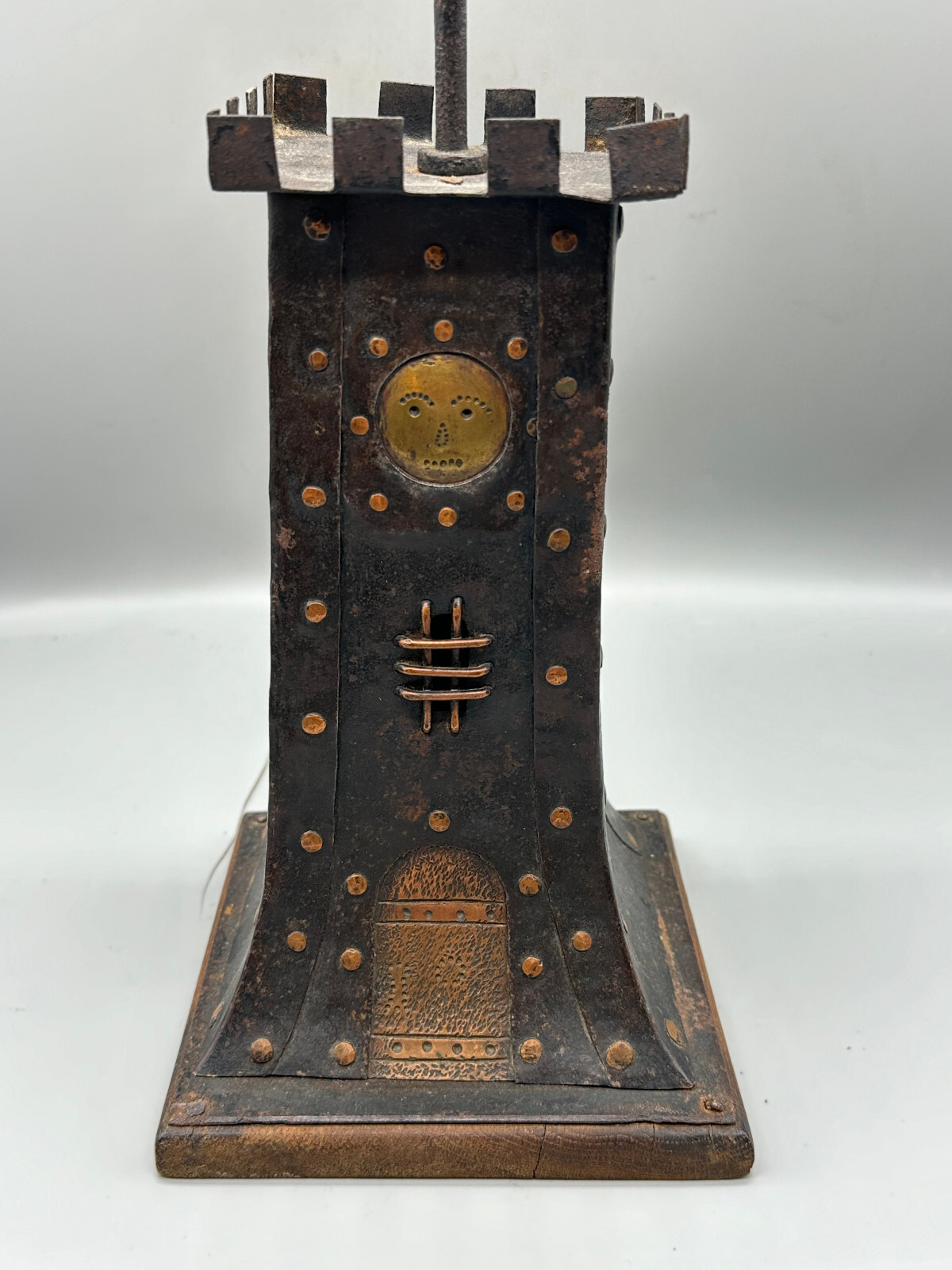 ANTIKE SPARDOSE SPARBÜCHSE IN FORM BURGTURM METALL HANDGEARBEITET UM 1920