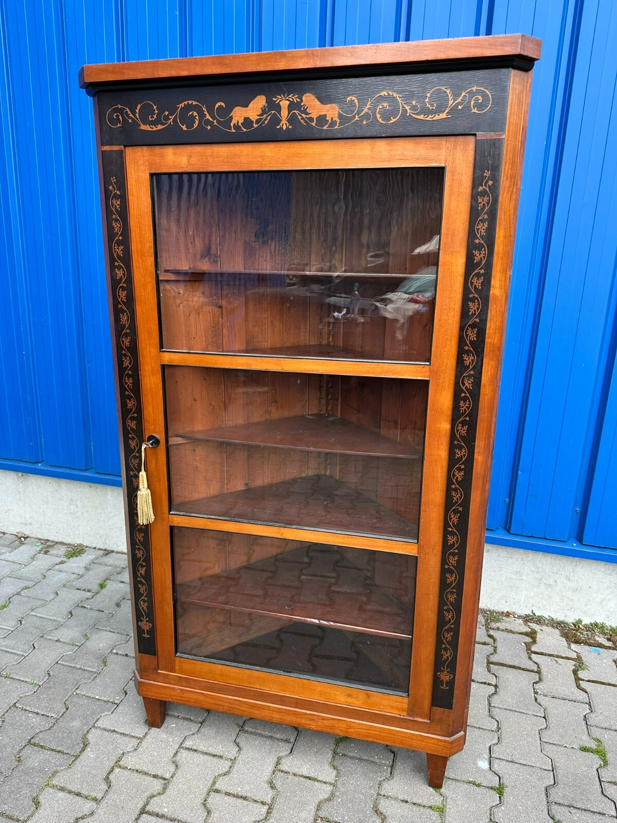 ANTIKE VITRINE ECKVITRINE UM 1880 KIRSCHHOLZ MIT INTARSIEN