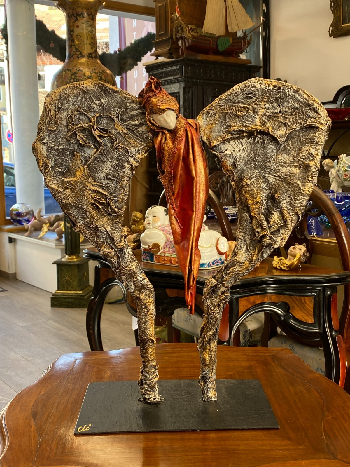 UNIKAT KUNST SKULPTUR AUS PAPPMACHE AUF PODEST SCHLAFENDES KOKON 43,5cm