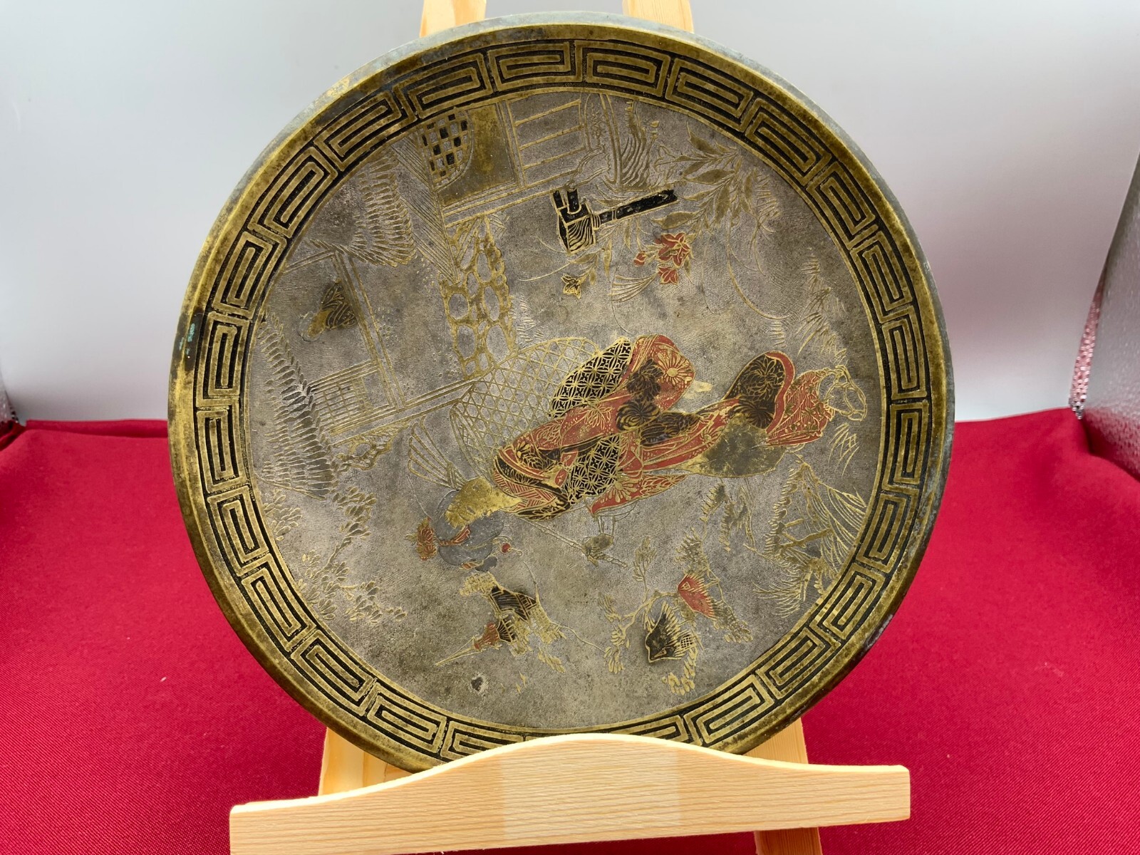 ANTIKER JAPAN TELLER AUS GELBGUSS / MESSING MIT EMAILLE DEKOR 19 TES JHDT – Bild 4