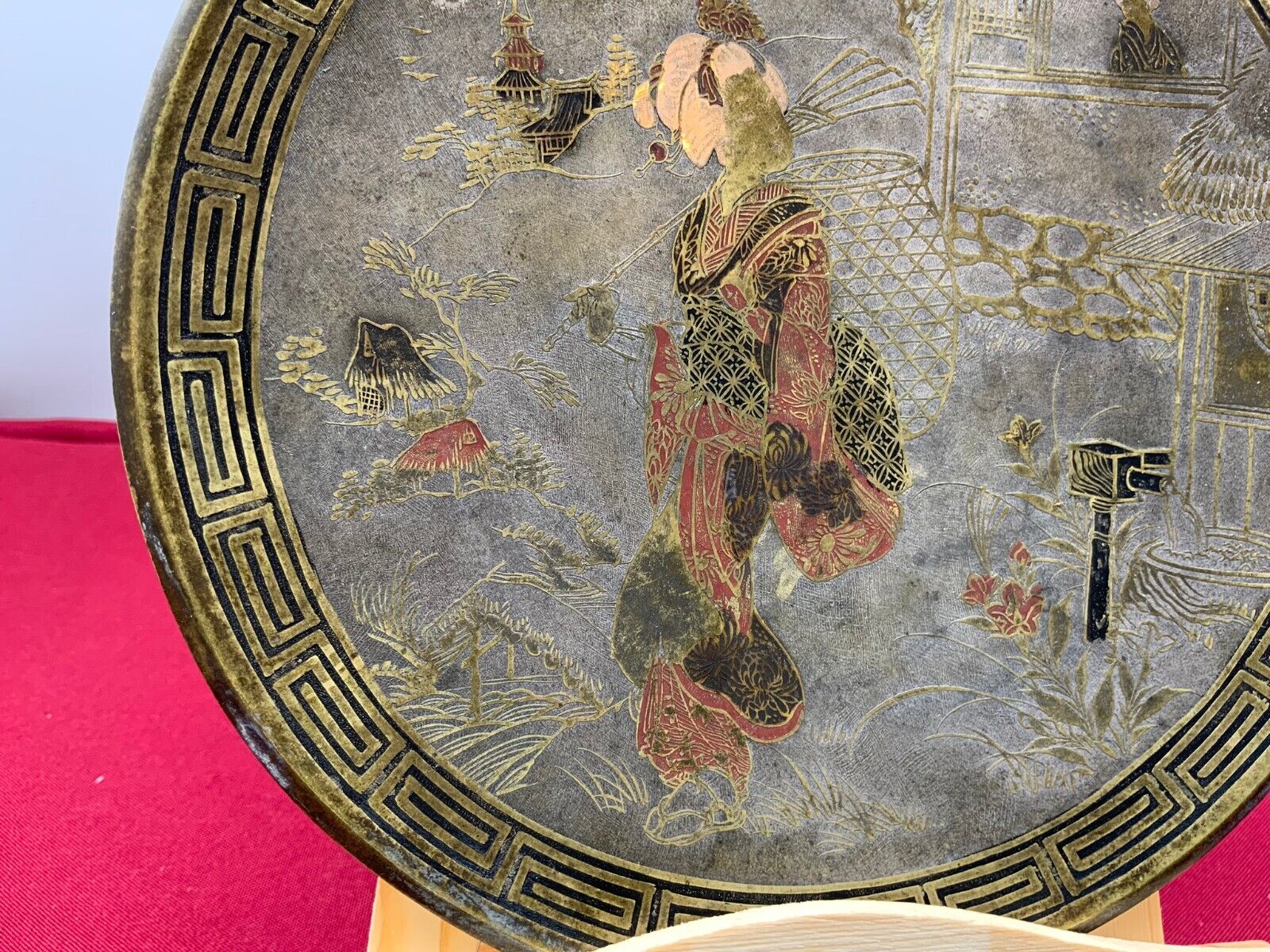 ANTIKER JAPAN TELLER AUS GELBGUSS / MESSING MIT EMAILLE DEKOR 19 TES JHDT – Bild 9